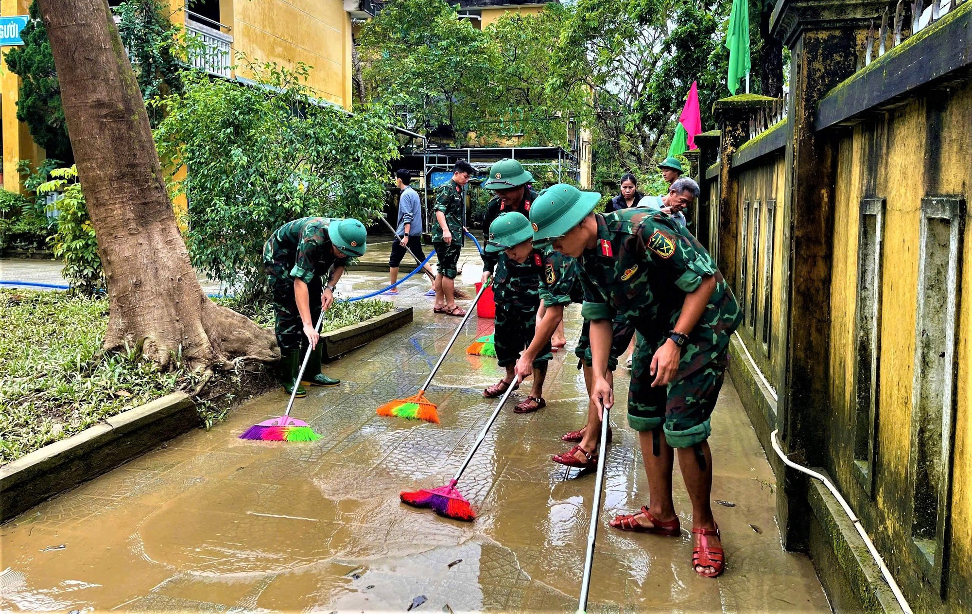 Quảng Trị gia tăng thiệt hại do mưa lũ, giao th&ocirc;ng nhiều khu vực ở Huế c&ograve;n bị chia cắt- Ảnh 3.