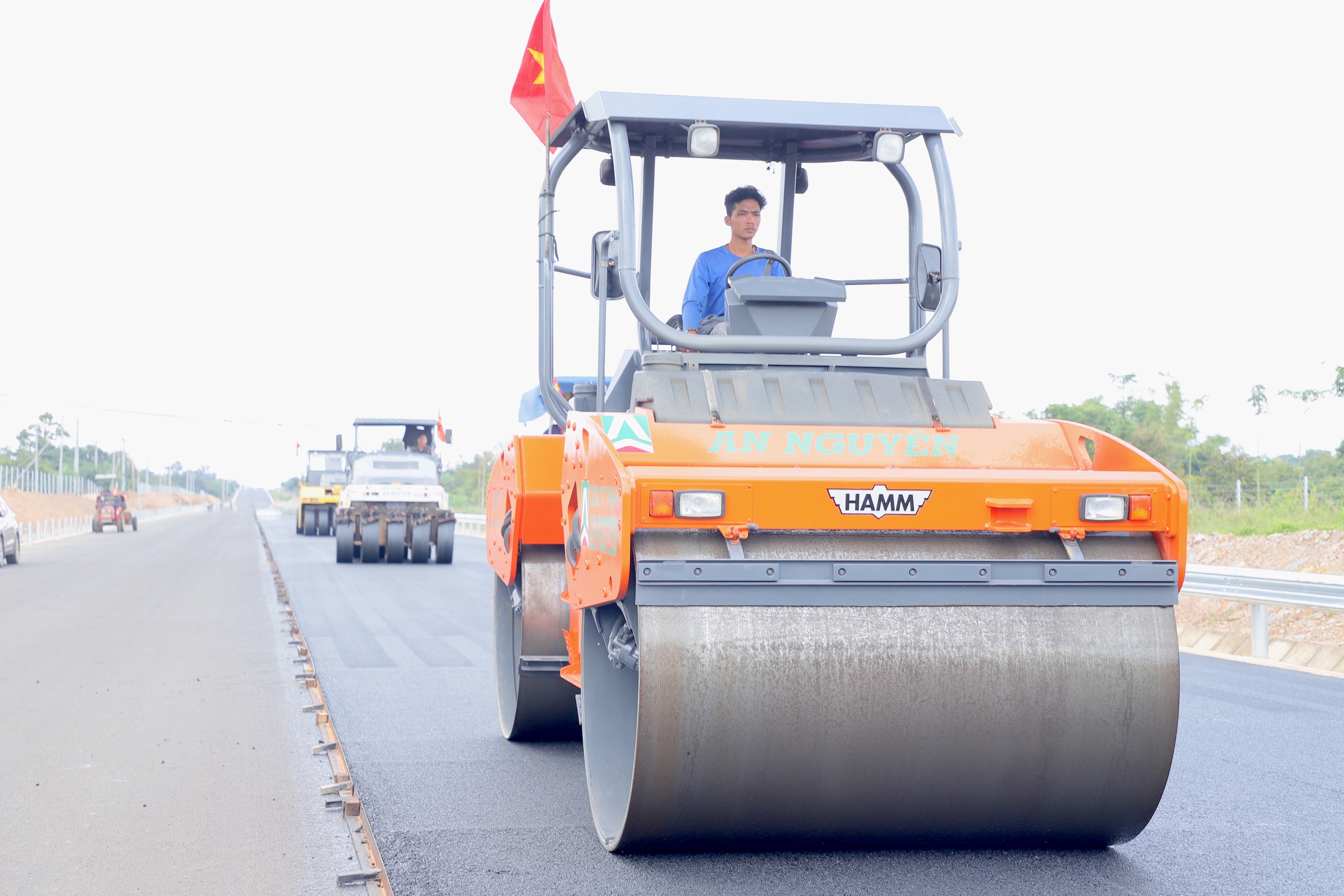 Cận cảnh từng m&eacute;t thảm b&ecirc; t&ocirc;ng nhựa định h&igrave;nh diện mạo cao tốc Kh&aacute;nh H&ograve;a - Bu&ocirc;n Ma Thuột- Ảnh 7.