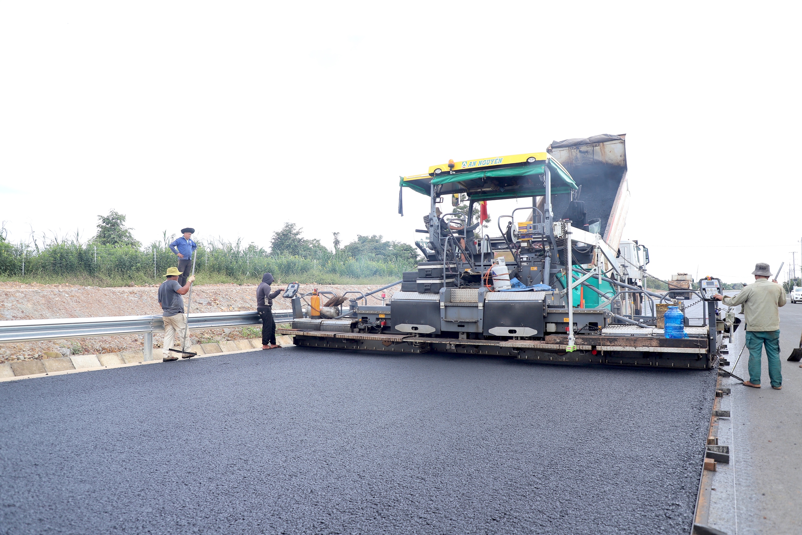 Cận cảnh từng m&eacute;t thảm b&ecirc; t&ocirc;ng nhựa định h&igrave;nh diện mạo cao tốc Kh&aacute;nh H&ograve;a - Bu&ocirc;n Ma Thuột- Ảnh 2.