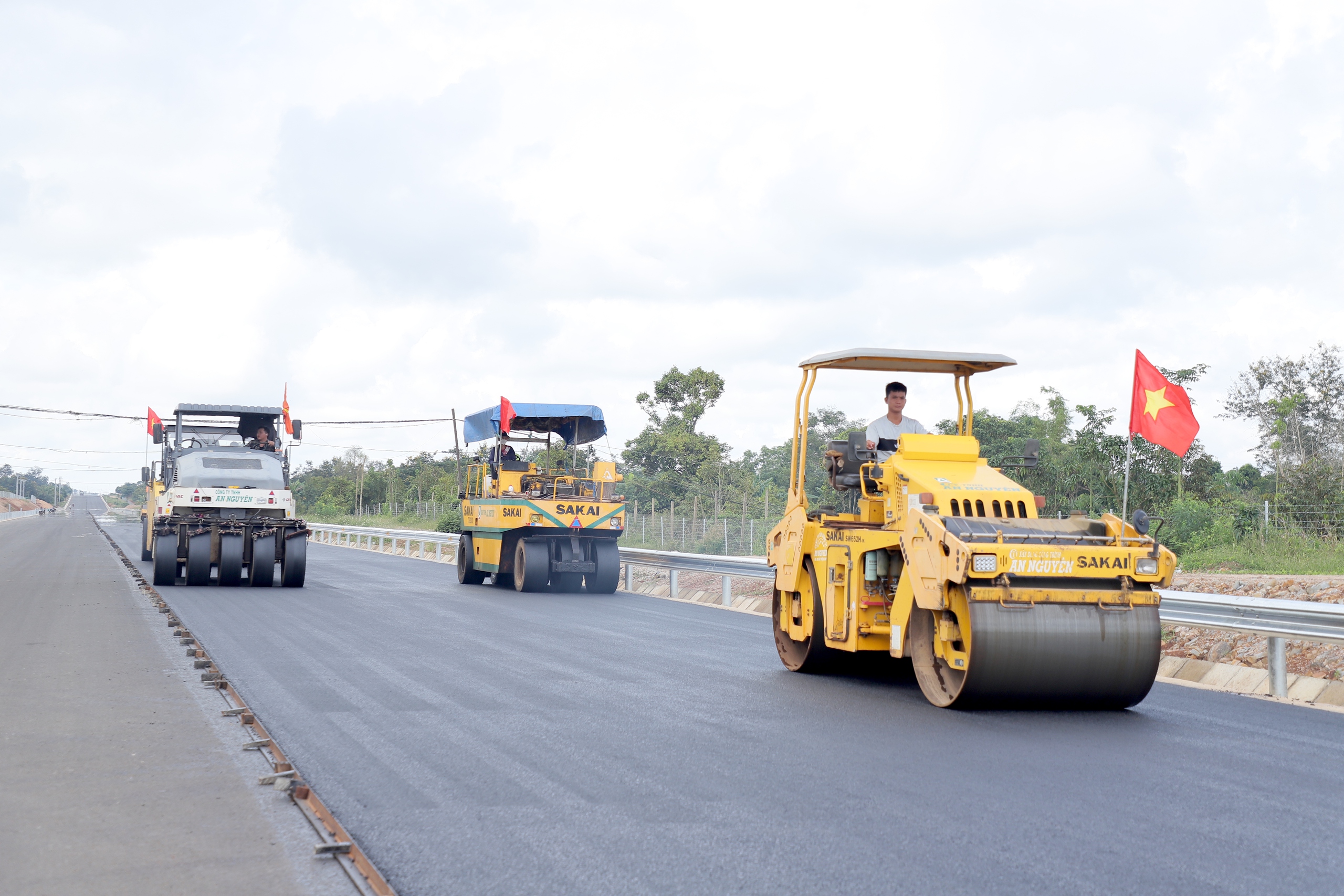 Cận cảnh từng m&eacute;t thảm b&ecirc; t&ocirc;ng nhựa định h&igrave;nh diện mạo cao tốc Kh&aacute;nh H&ograve;a - Bu&ocirc;n Ma Thuột- Ảnh 6.