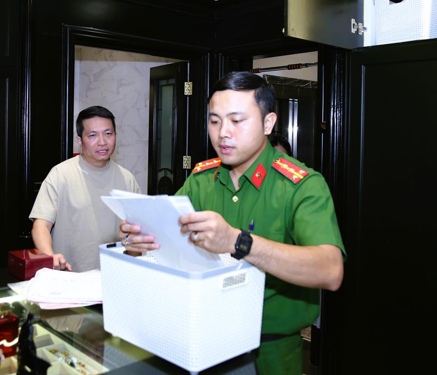 Bắt tạm giam chồng Đo&agrave;n Di Băng để điều tra h&agrave;nh vi sản xuất, bu&ocirc;n b&aacute;n h&agrave;ng giả- Ảnh 3.