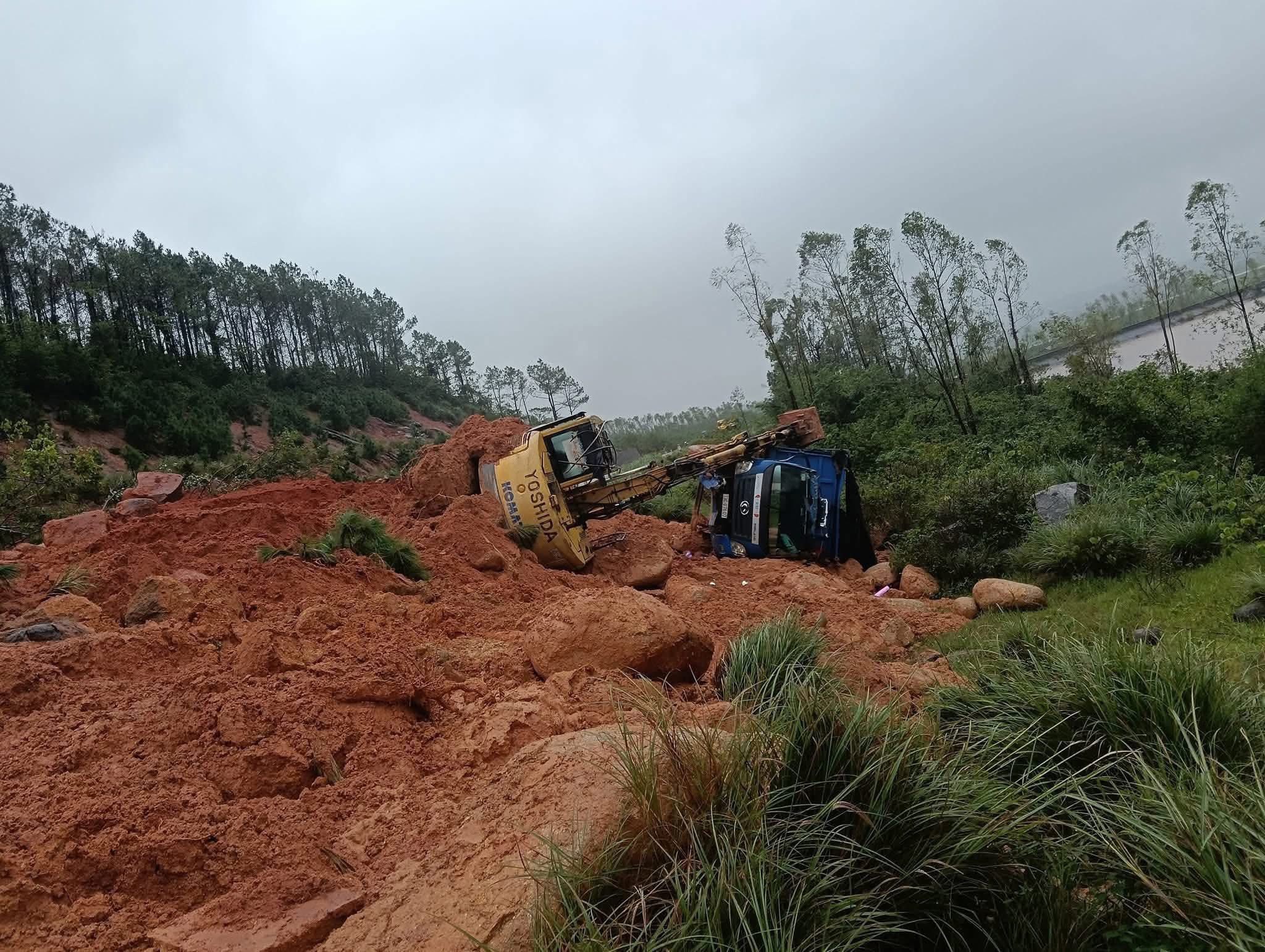 Người d&acirc;n H&agrave; Tĩnh sẻ chia v&agrave; đ&ugrave;m bọc nhau trong mưa lũ- Ảnh 2.