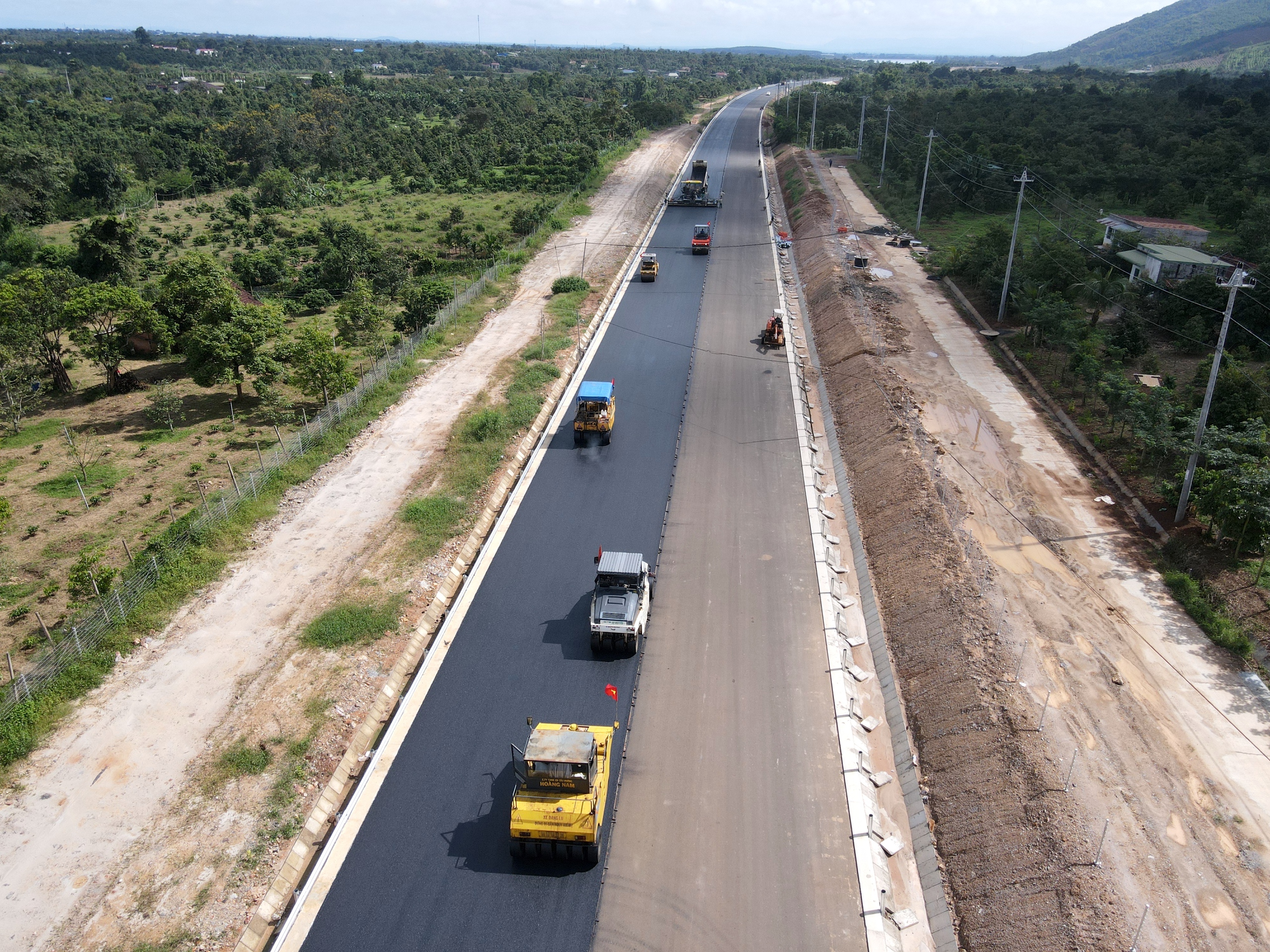 Cận cảnh từng m&eacute;t thảm b&ecirc; t&ocirc;ng nhựa định h&igrave;nh diện mạo cao tốc Kh&aacute;nh H&ograve;a - Bu&ocirc;n Ma Thuột- Ảnh 1.