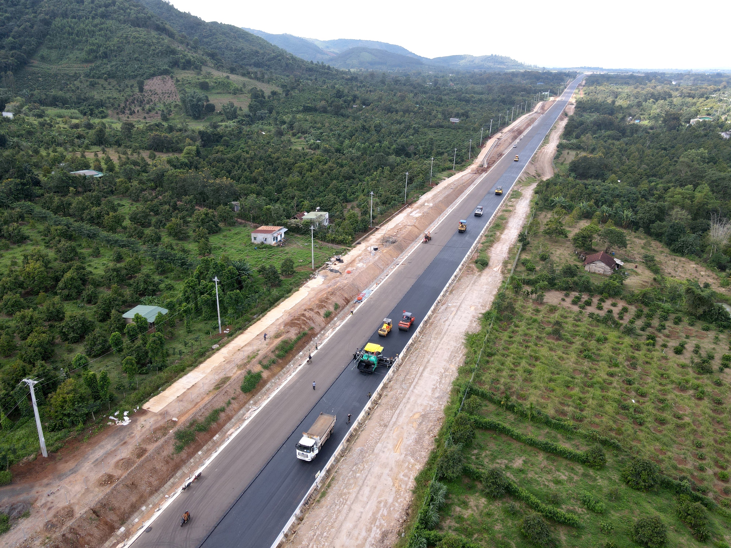 Cận cảnh từng m&eacute;t thảm b&ecirc; t&ocirc;ng nhựa định h&igrave;nh diện mạo cao tốc Kh&aacute;nh H&ograve;a - Bu&ocirc;n Ma Thuột- Ảnh 11.