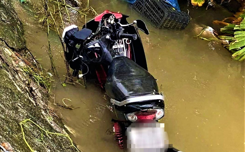 Xe m&aacute;y của nạn nh&acirc;n lao xuống lề đường g&acirc;y tai nạn.