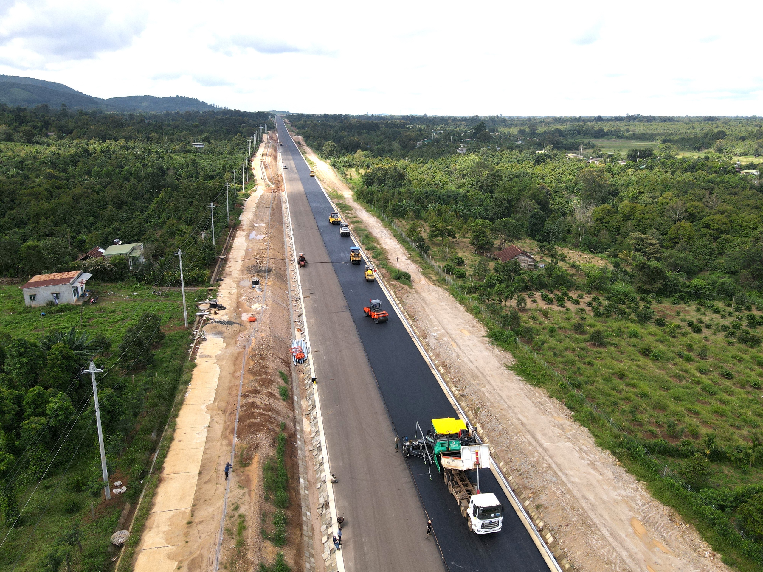 Cận cảnh từng m&eacute;t thảm b&ecirc; t&ocirc;ng nhựa định h&igrave;nh diện mạo cao tốc Kh&aacute;nh H&ograve;a - Bu&ocirc;n Ma Thuột- Ảnh 10.
