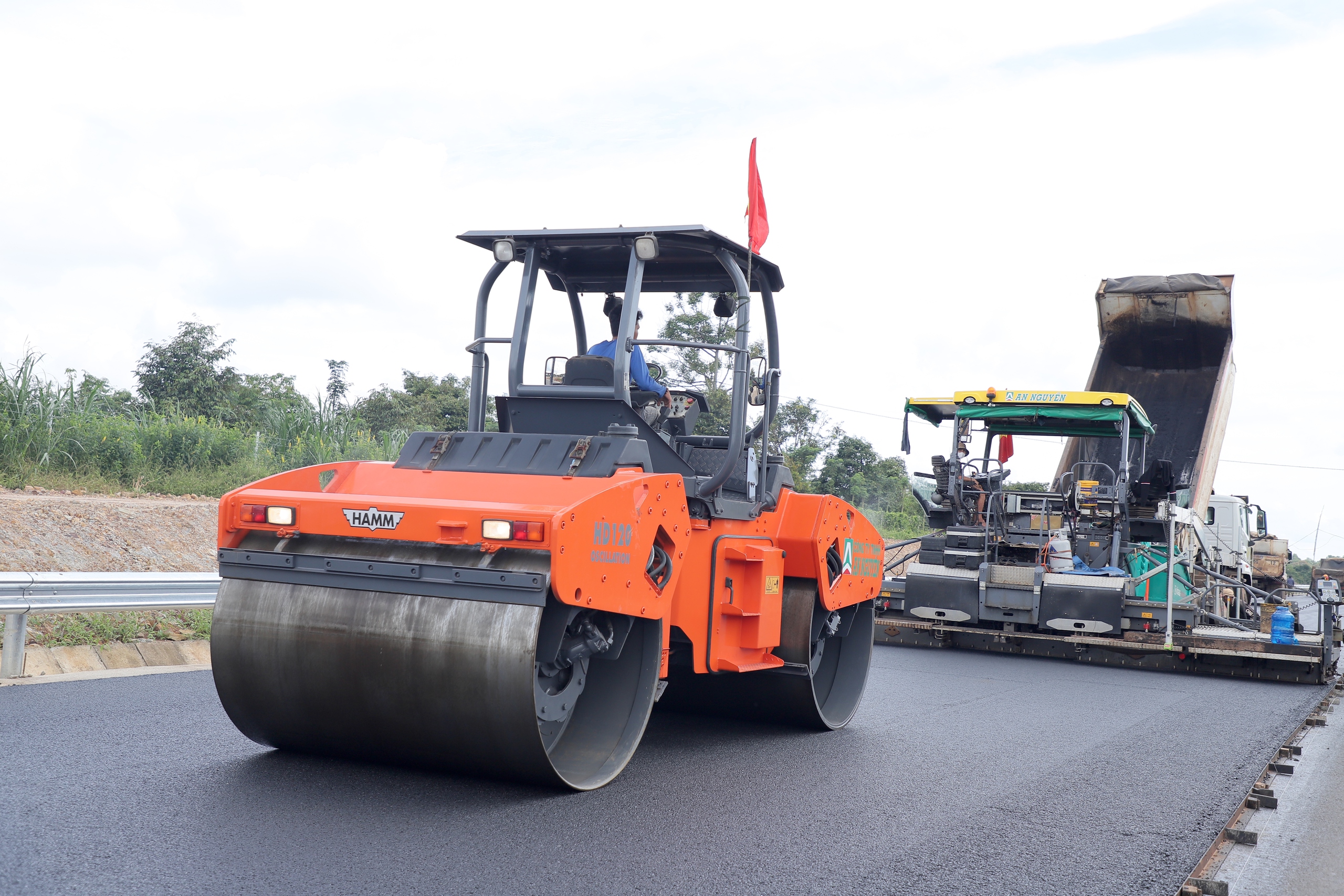 Cận cảnh từng m&eacute;t thảm b&ecirc; t&ocirc;ng nhựa định h&igrave;nh diện mạo cao tốc Kh&aacute;nh H&ograve;a - Bu&ocirc;n Ma Thuột- Ảnh 4.