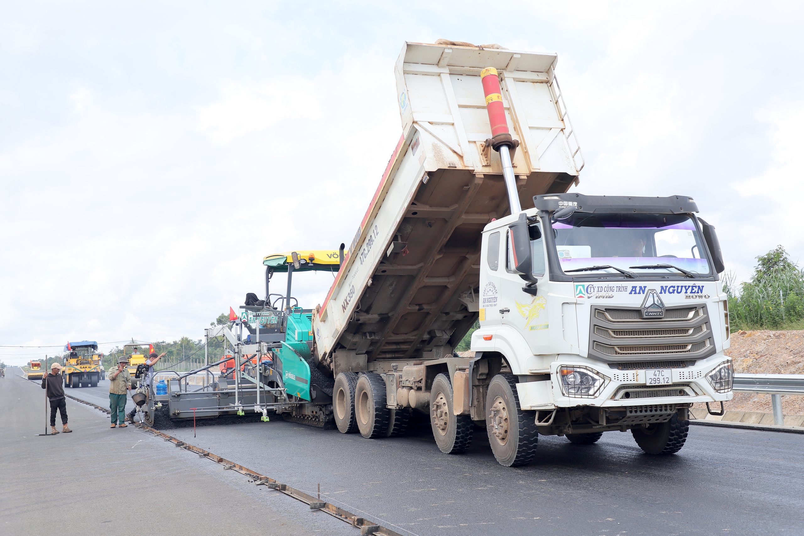 Cận cảnh từng m&eacute;t thảm b&ecirc; t&ocirc;ng nhựa định h&igrave;nh diện mạo cao tốc Kh&aacute;nh H&ograve;a - Bu&ocirc;n Ma Thuột- Ảnh 3.