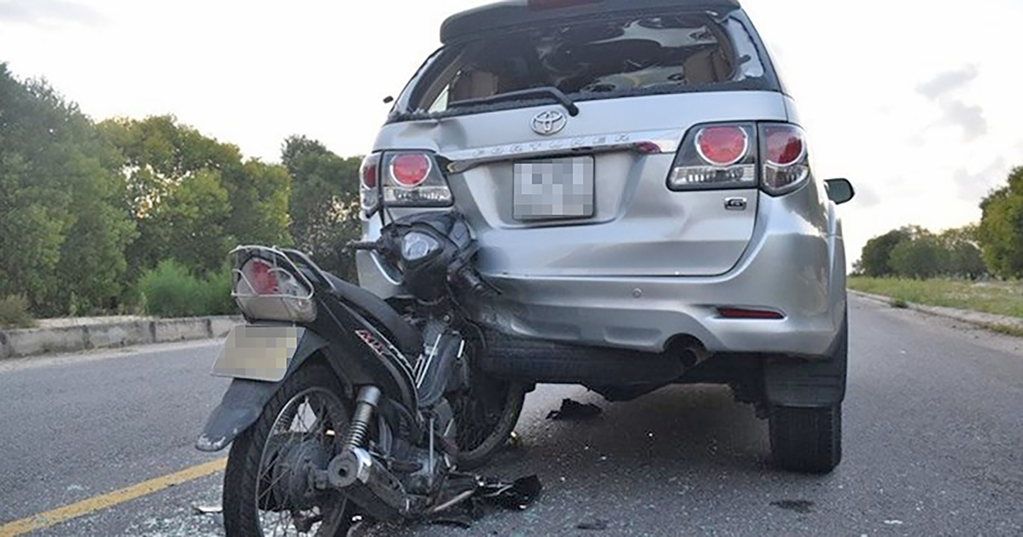 Xe m&aacute;y t&ocirc;ng &ocirc; t&ocirc; dừng đỗ ven đường, ai phải bồi thường?- Ảnh 1.