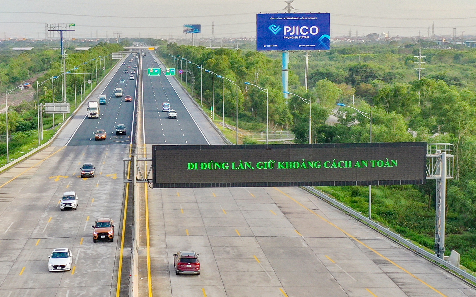 Khánh Hòa: Phân luồng giao thông phục vụ các hoạt động chào năm mới 2026- Ảnh 3. Nhân rộng phân làn, phân luồng lại trên cao tốc