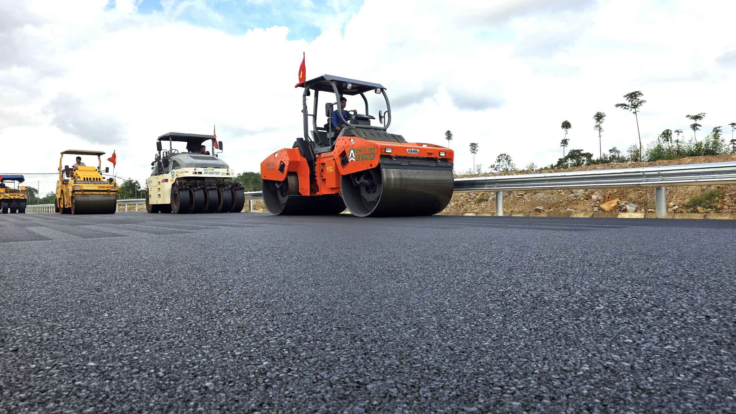 Cận cảnh từng m&eacute;t thảm b&ecirc; t&ocirc;ng nhựa định h&igrave;nh diện mạo cao tốc Kh&aacute;nh H&ograve;a - Bu&ocirc;n Ma Thuột- Ảnh 9.