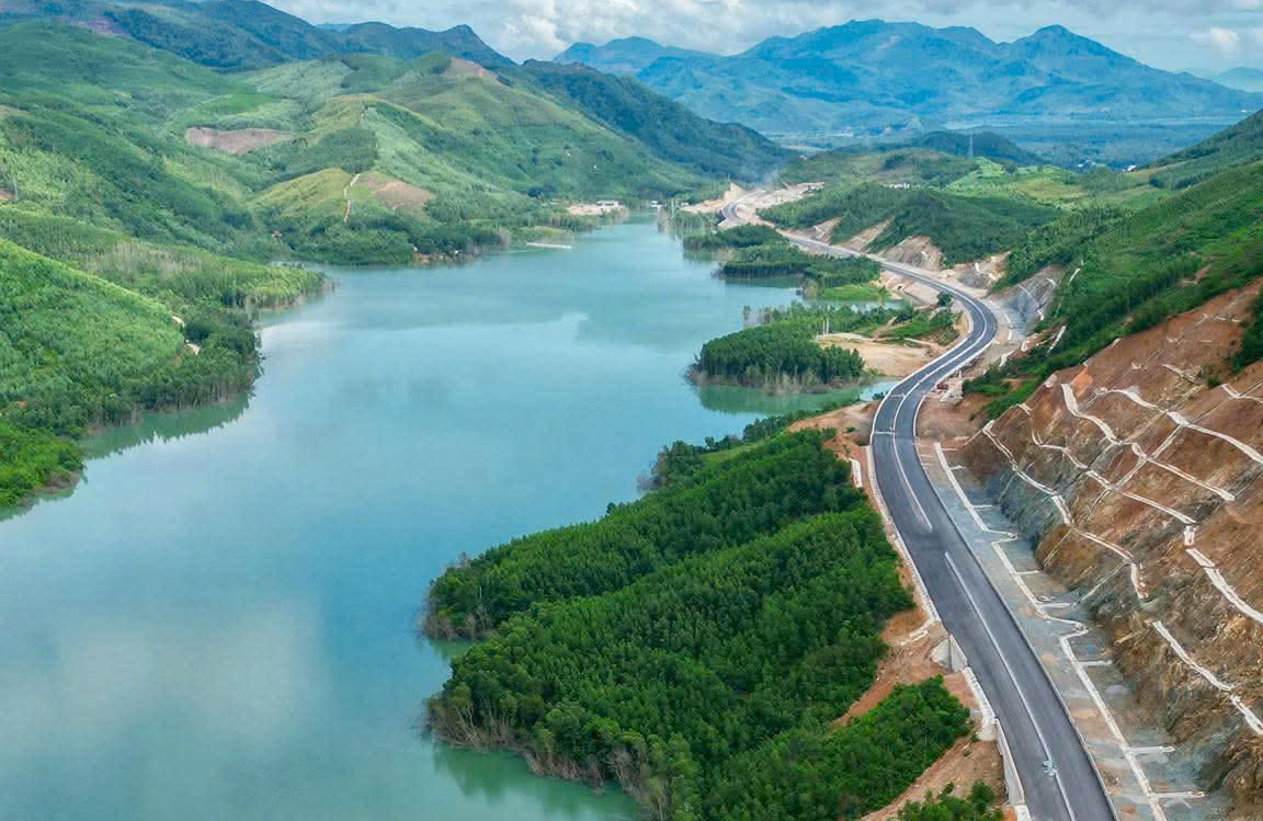 Đảm bảo an to&agrave;n cho c&ocirc;ng nh&acirc;n, bảo vệ khối lượng cao tốc qua Gia Lai, Đắk Lắk trước b&atilde;o- Ảnh 1.