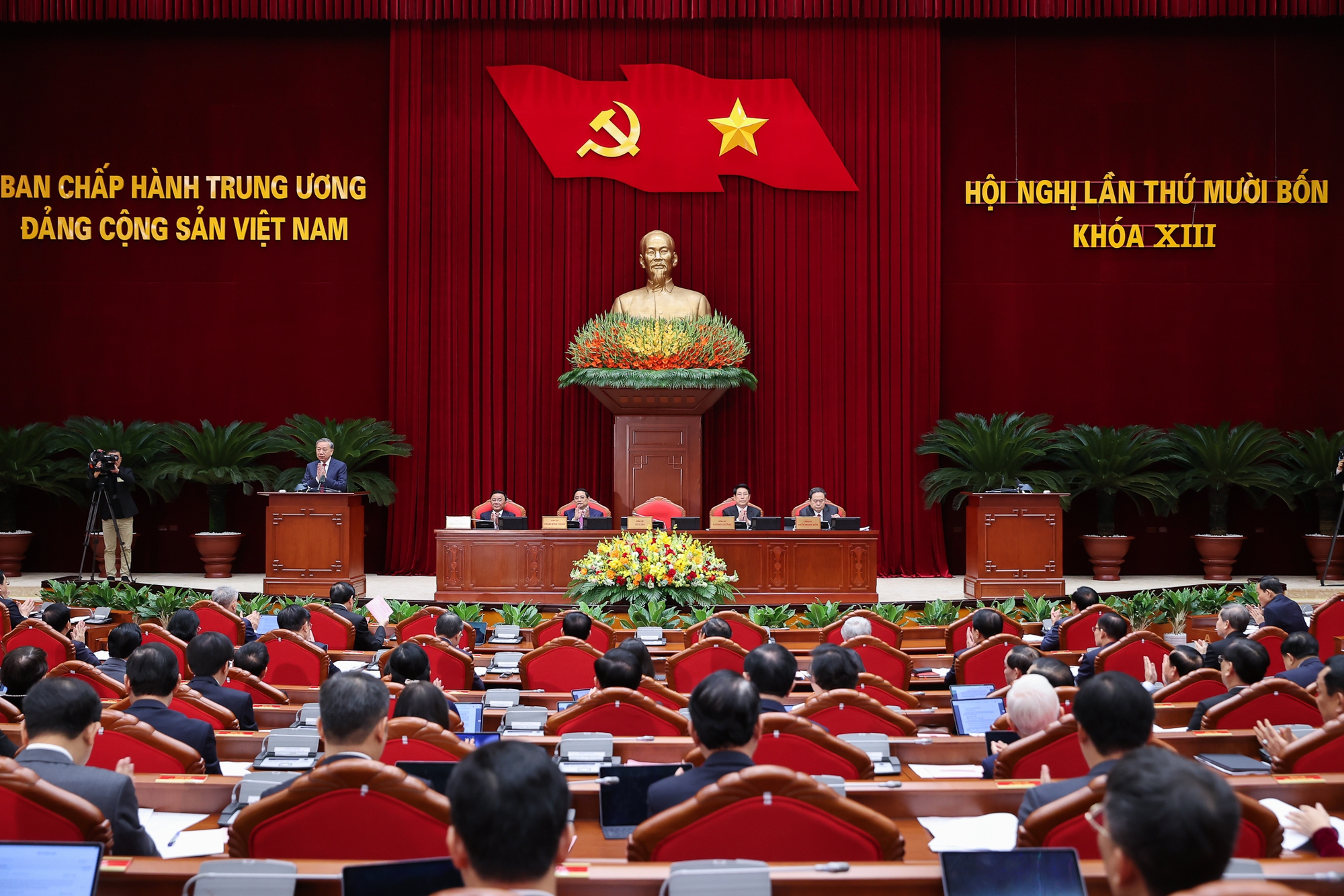 Lựa chọn nh&acirc;n sự giới thiệu tham gia Bộ Ch&iacute;nh trị, Ban B&iacute; thư kh&oacute;a XIV- Ảnh 2.