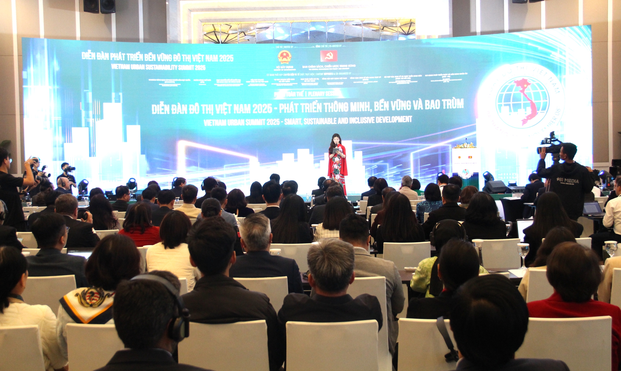 Diễn đ&agrave;n ph&aacute;t triển bền vững đ&ocirc; thị Việt Nam 2025 c&oacute; chủ đề &ldquo;Ph&aacute;t triển đ&ocirc; thị Việt Nam th&ocirc;ng minh, bền vững v&agrave; bao tr&ugrave;m&rdquo;.
