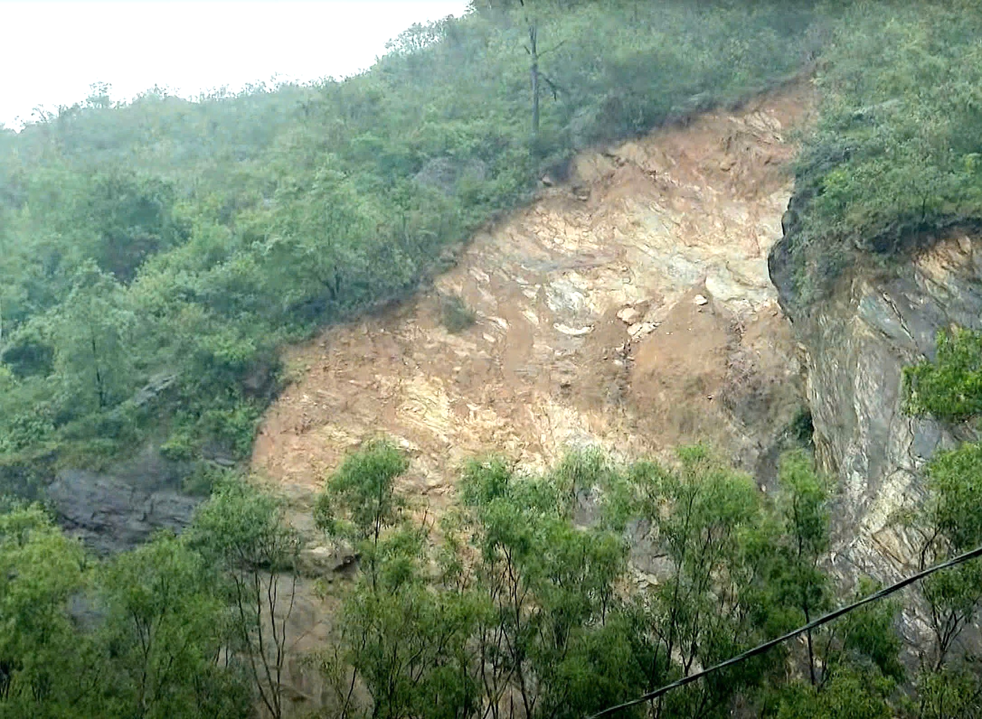Nghệ An: Cần sớm triển khai giải ph&aacute;p chống sạt lở tại n&uacute;i Th&agrave;nh- Ảnh 1.