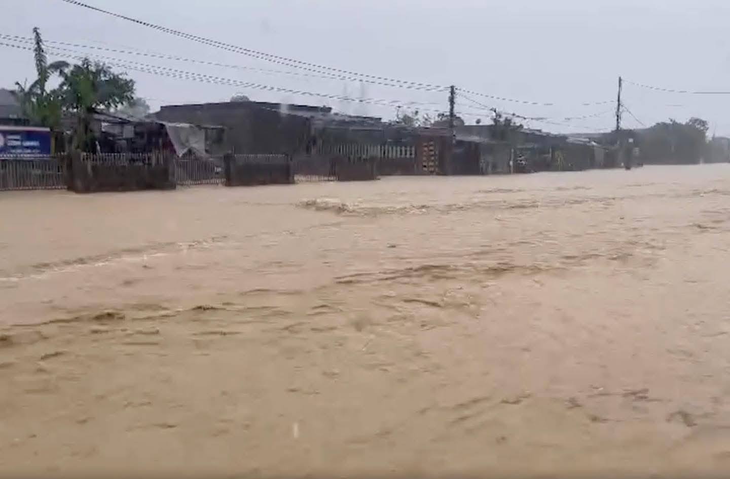 Người d&acirc;n H&agrave; Tĩnh sẻ chia v&agrave; đ&ugrave;m bọc nhau trong mưa lũ- Ảnh 1.