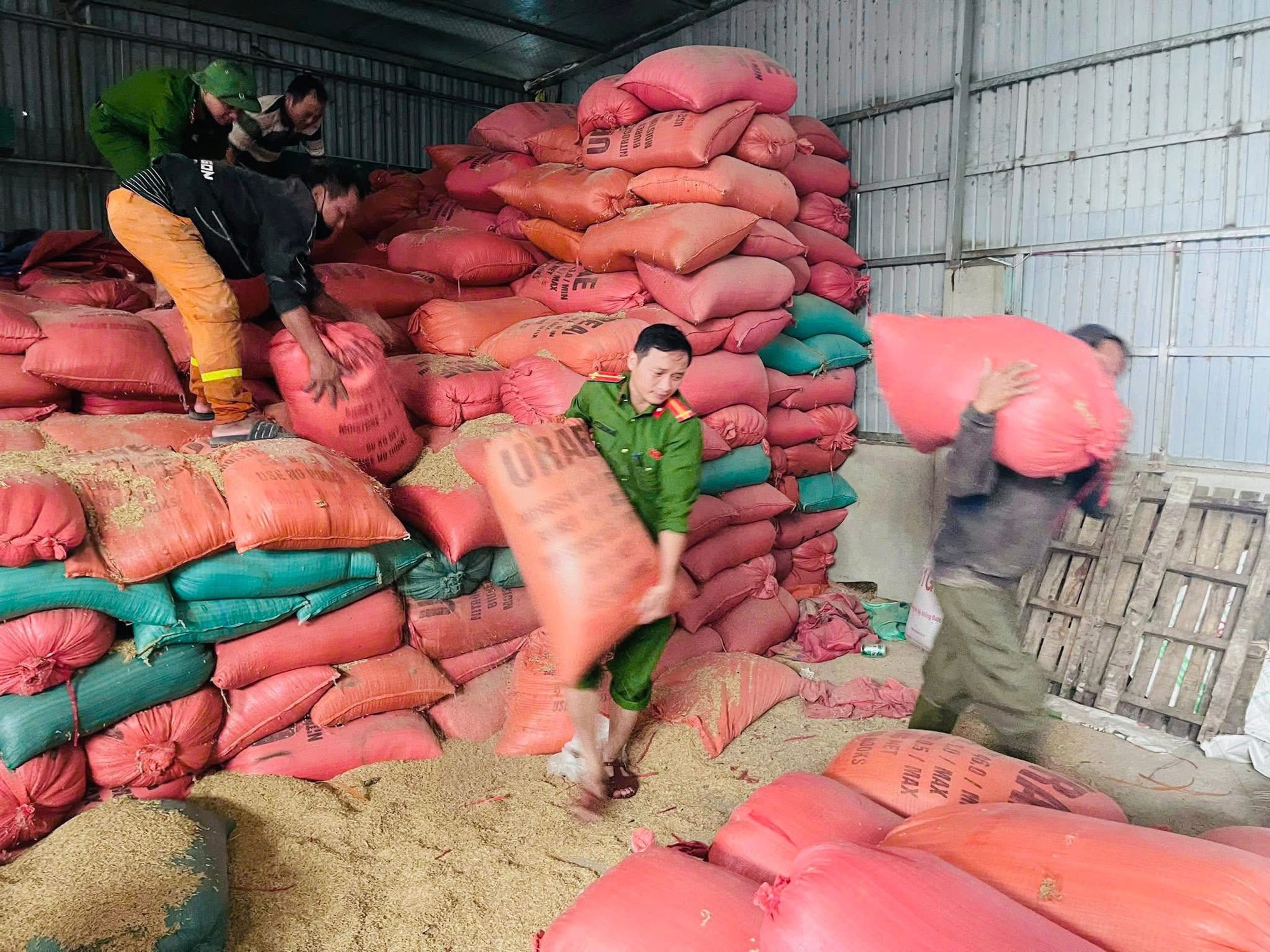 Người d&acirc;n H&agrave; Tĩnh sẻ chia v&agrave; đ&ugrave;m bọc nhau trong mưa lũ- Ảnh 3.