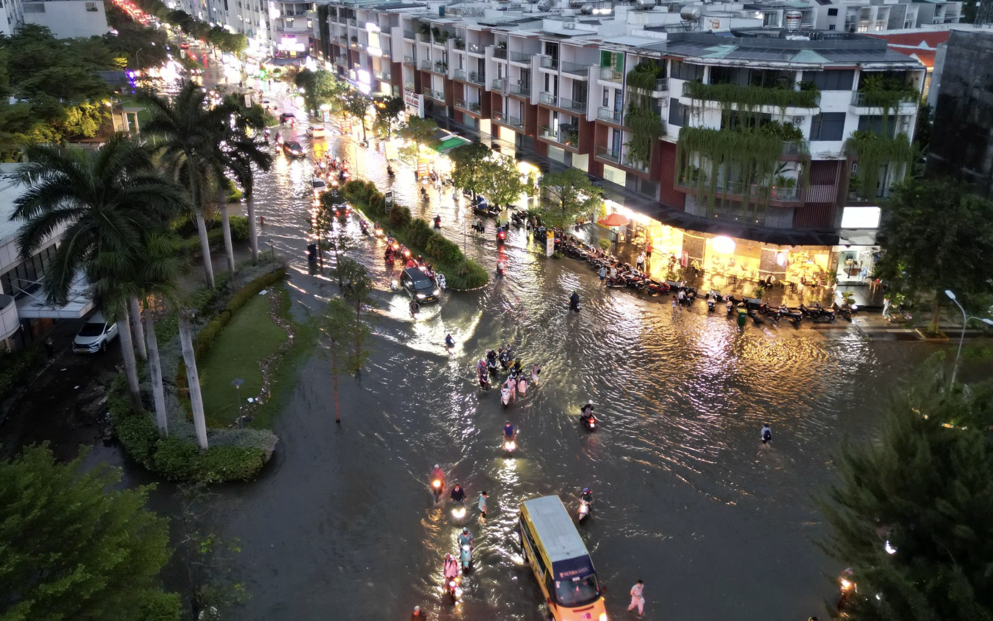 TP.HCM: Triều cường d&acirc;ng cao, h&agrave;ng loạt xe chết m&aacute;y, phụ huynh chật vật đ&oacute;n con về nh&agrave;