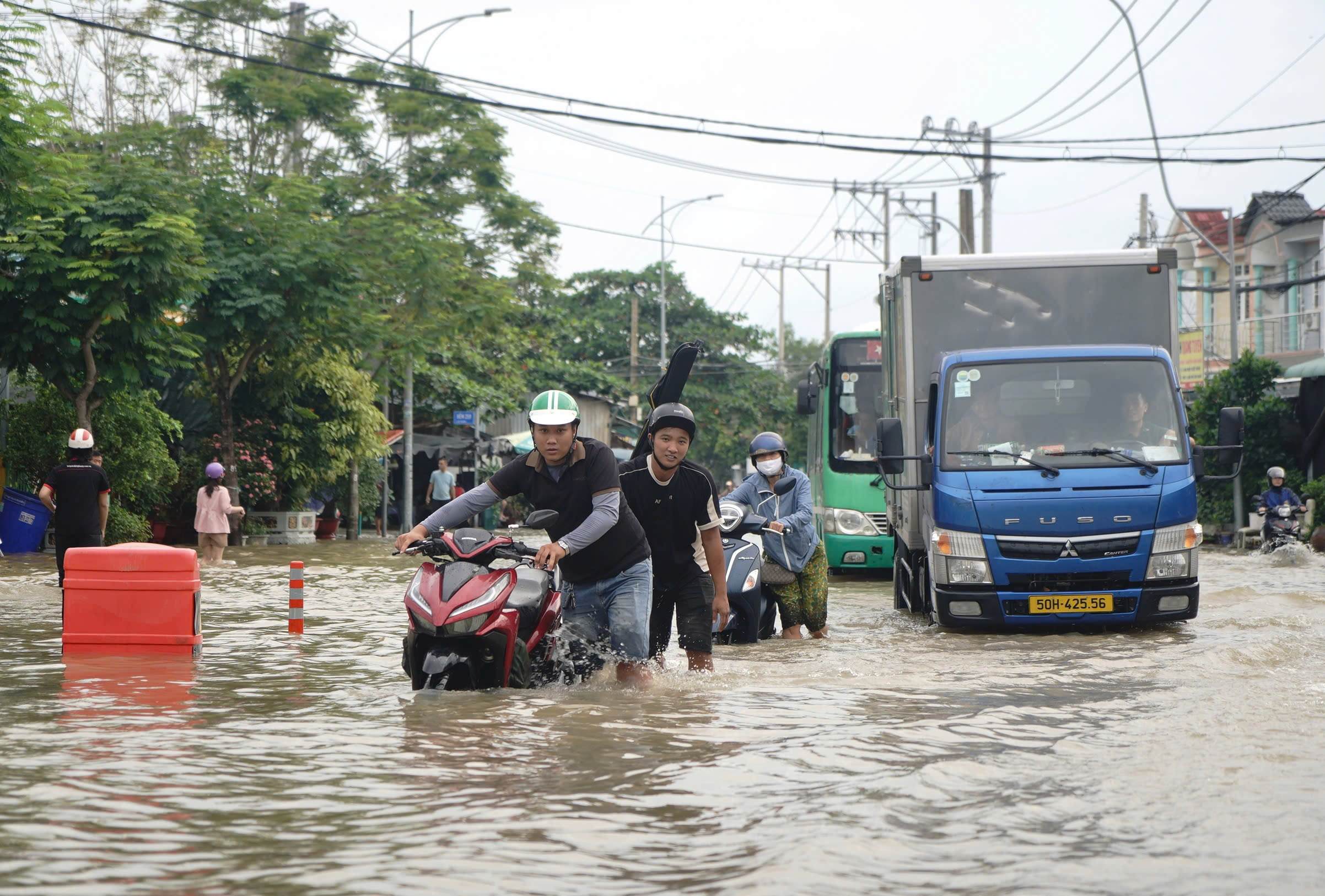 TP.HCM: Triều cường dự kiến đạt mức kỷ lục, CSGT t&uacute;c trực xuy&ecirc;n đ&ecirc;m, sẵn s&agrave;ng ứng cứu- Ảnh 3.