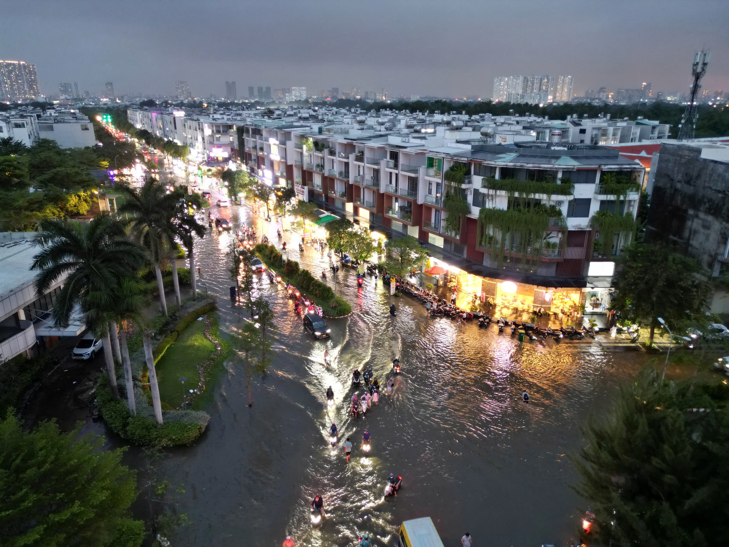 TP.HCM: Triều cường dự kiến đạt mức kỷ lục, CSGT t&uacute;c trực xuy&ecirc;n đ&ecirc;m, sẵn s&agrave;ng ứng cứu- Ảnh 1.