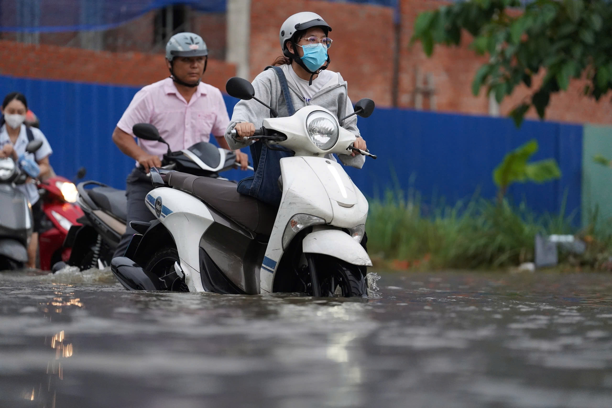 TP.HCM: Triều cường d&acirc;ng cao, h&agrave;ng loạt xe chết m&aacute;y, phụ huynh chật vật đ&oacute;n con về nh&agrave;- Ảnh 8.
