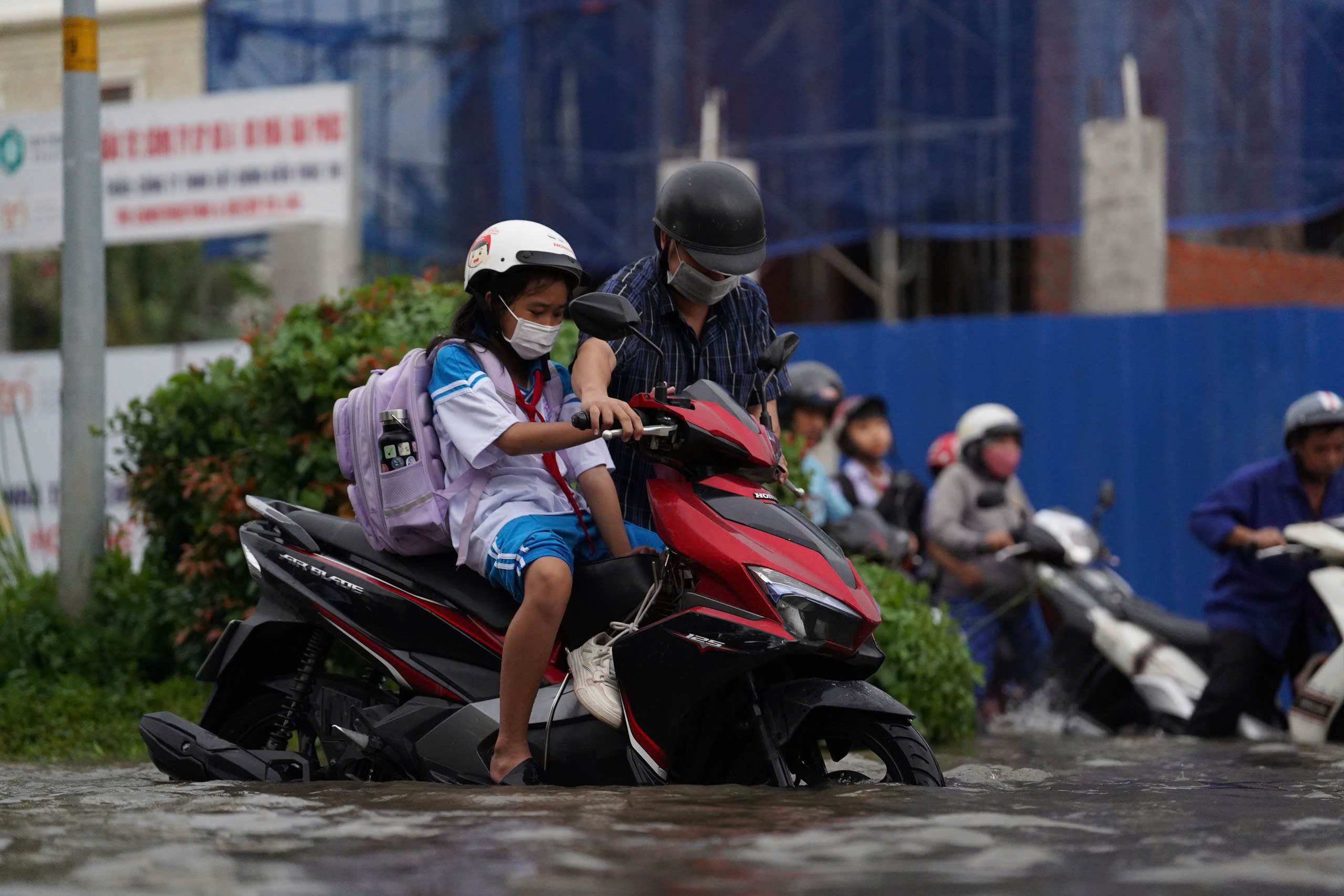 TP.HCM: Triều cường d&acirc;ng cao, h&agrave;ng loạt xe chết m&aacute;y, phụ huynh chật vật đ&oacute;n con về nh&agrave;- Ảnh 7.
