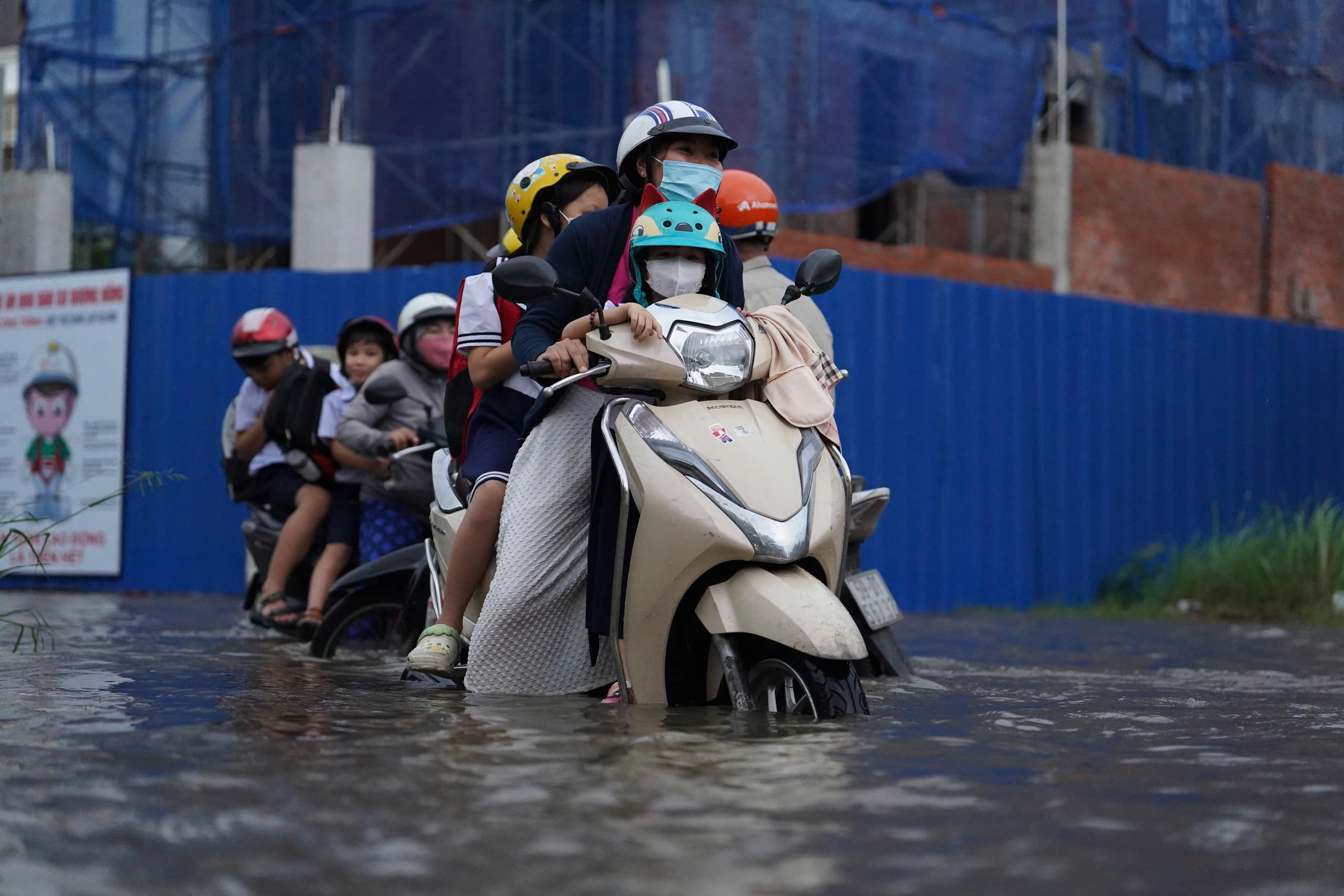 TP.HCM: Triều cường d&acirc;ng cao, h&agrave;ng loạt xe chết m&aacute;y, phụ huynh chật vật đ&oacute;n con về nh&agrave;- Ảnh 4.