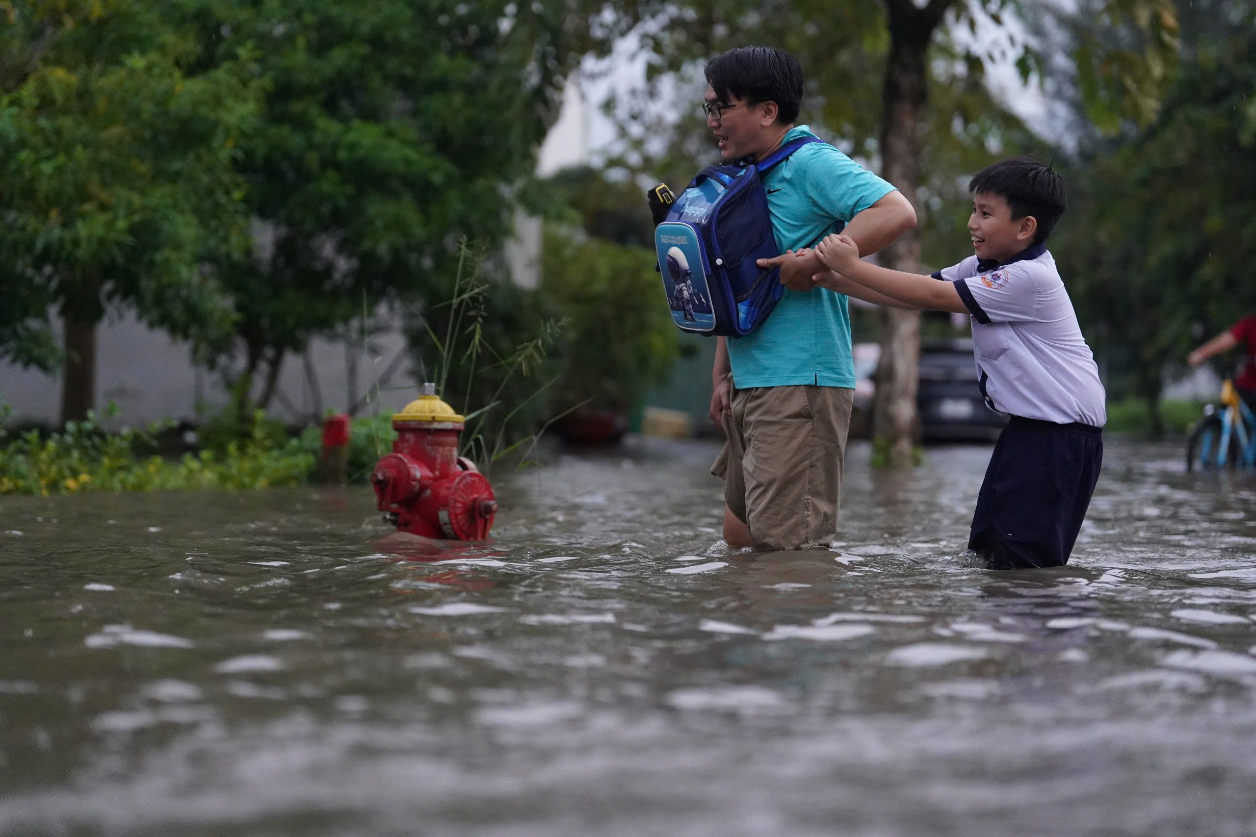 TP.HCM: Triều cường d&acirc;ng cao, h&agrave;ng loạt xe chết m&aacute;y, phụ huynh chật vật đ&oacute;n con về nh&agrave;- Ảnh 5.