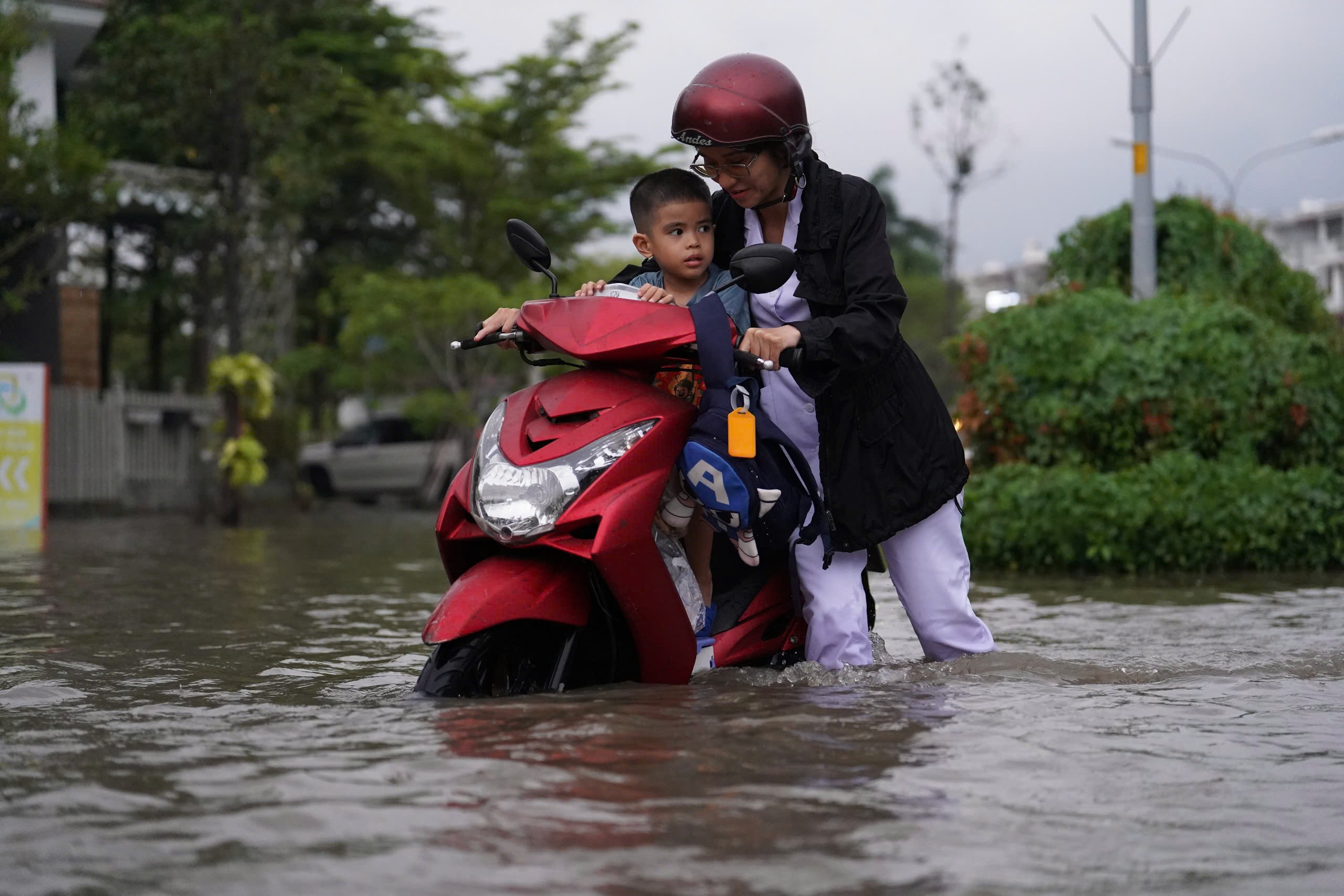 TP.HCM: Triều cường d&acirc;ng cao, h&agrave;ng loạt xe chết m&aacute;y, phụ huynh chật vật đ&oacute;n con về nh&agrave;- Ảnh 3.