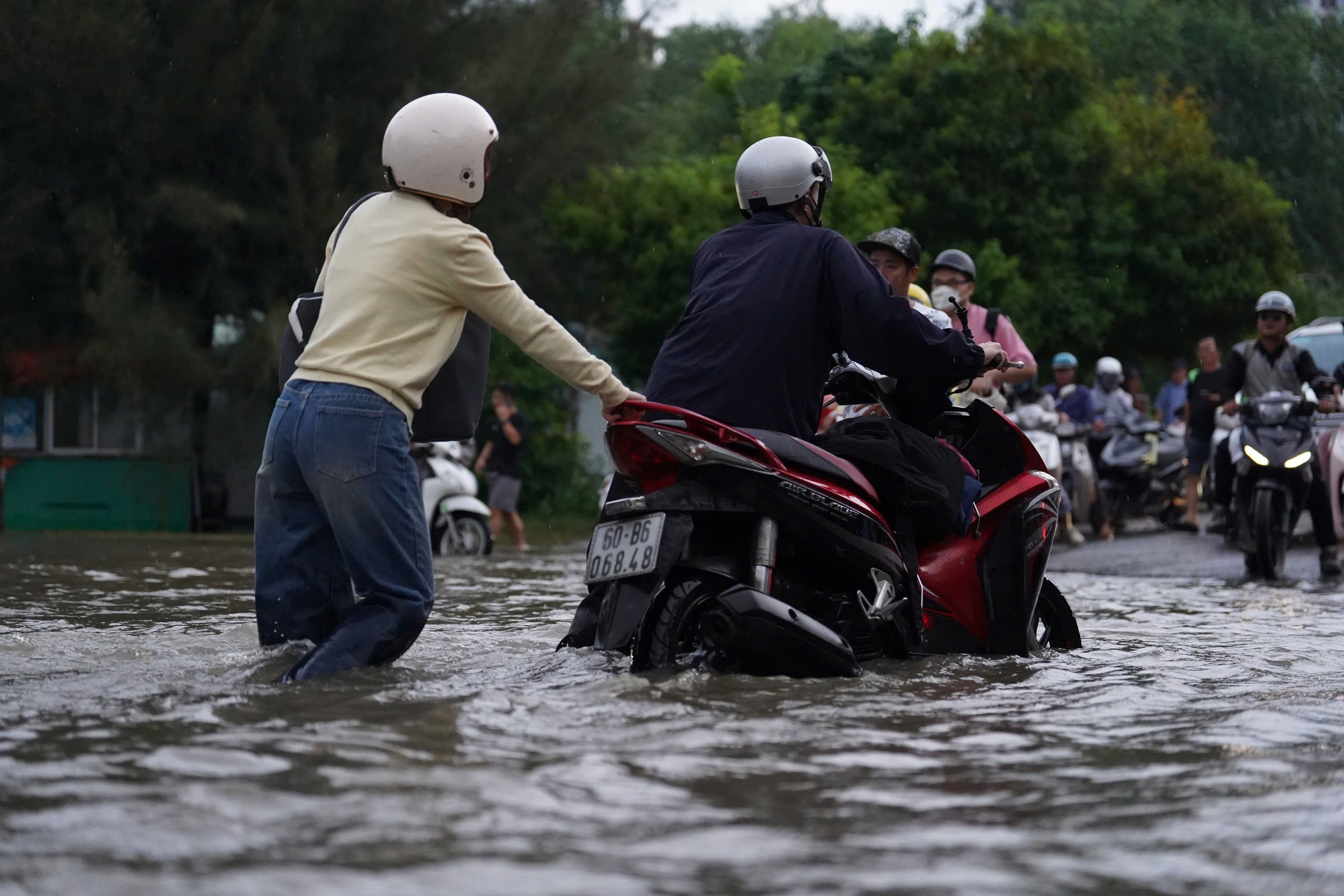 TP.HCM: Triều cường d&acirc;ng cao, h&agrave;ng loạt xe chết m&aacute;y, phụ huynh chật vật đ&oacute;n con về nh&agrave;- Ảnh 6.