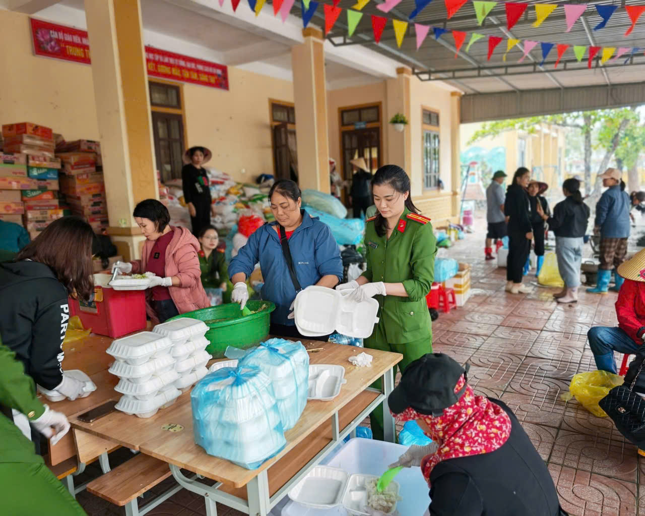 Người d&acirc;n H&agrave; Tĩnh sẻ chia v&agrave; đ&ugrave;m bọc nhau trong mưa lũ- Ảnh 6.