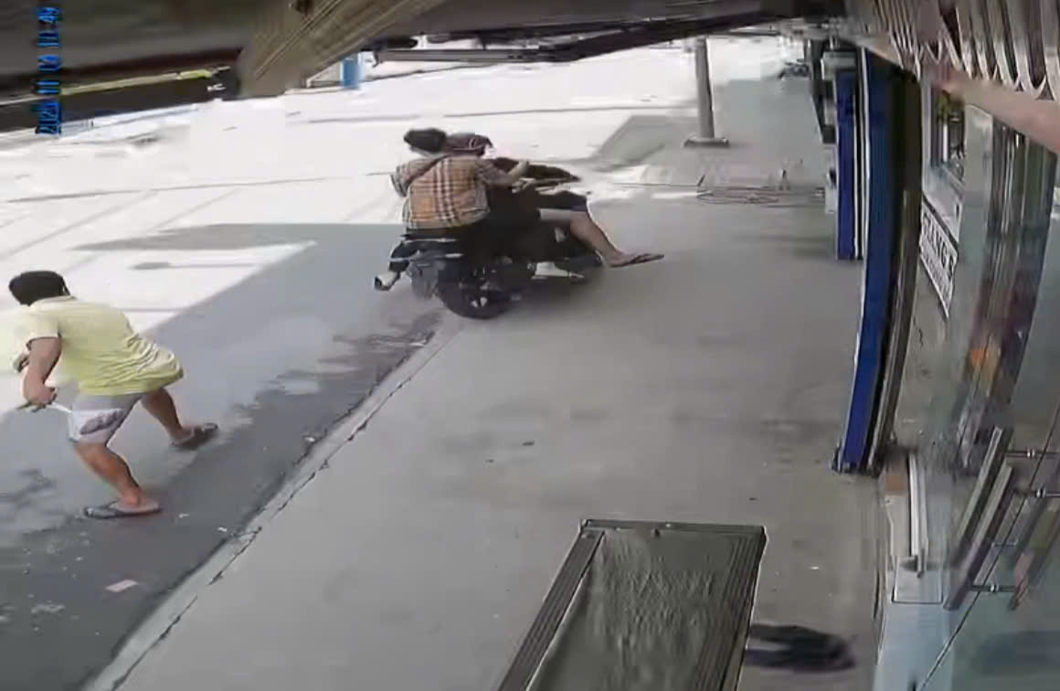 TP.HCM: Hai đối tượng cướp tiệm v&agrave;ng bị bắt- Ảnh 1.