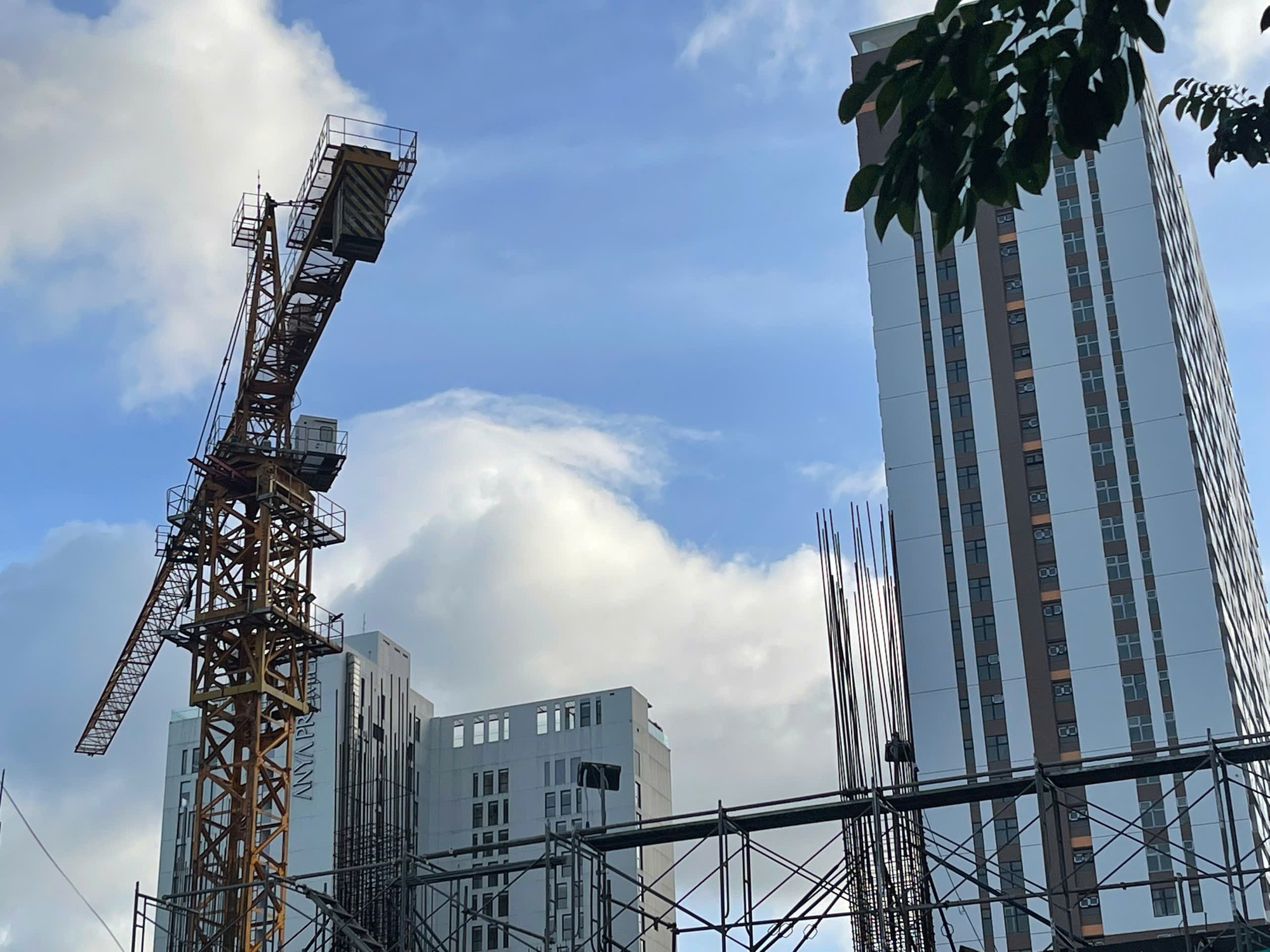 Tin tức mới nhất b&atilde;o số 13: Sạt lở nghi&ecirc;m trọng tại đ&egrave;o T&ocirc; Na tr&ecirc;n QL25- Ảnh 41.