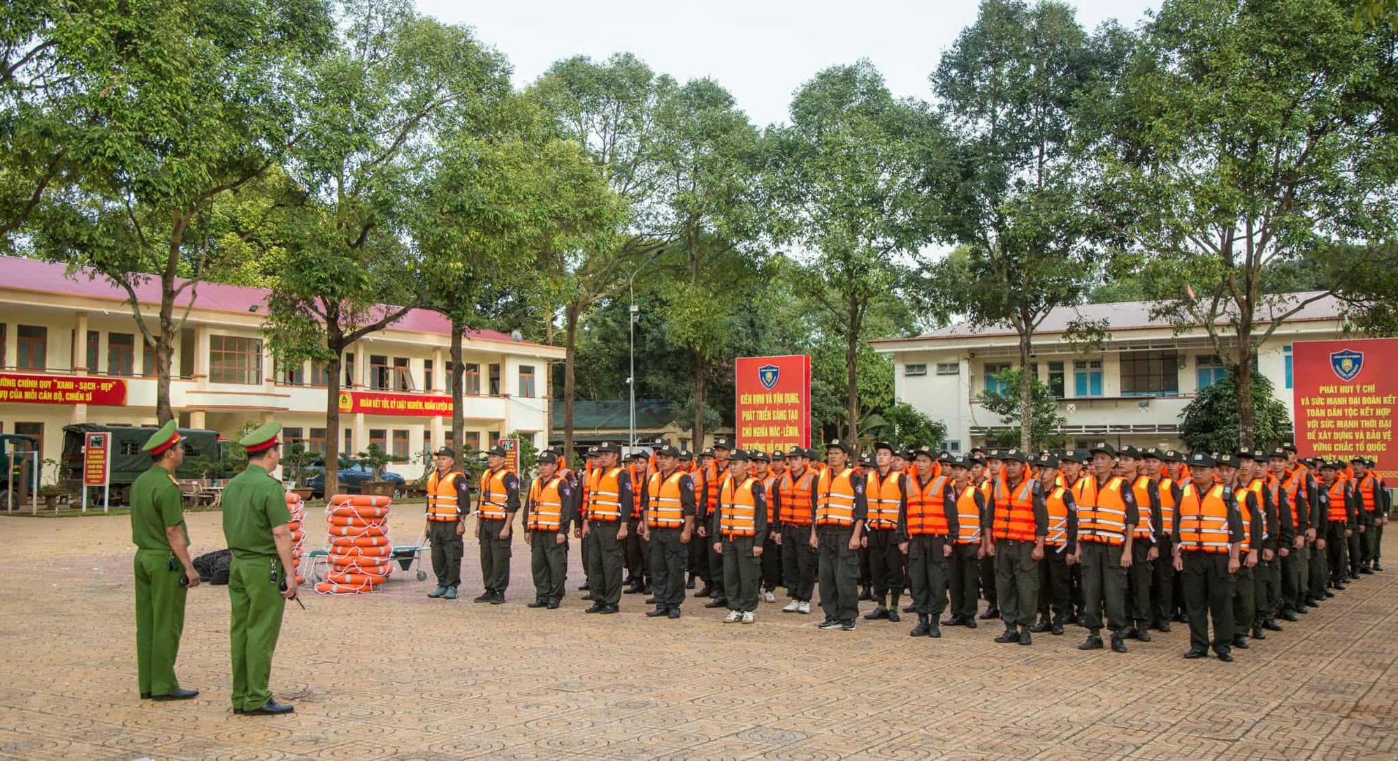 Tin tức mới nhất b&atilde;o số 13: Sạt lở nghi&ecirc;m trọng tại đ&egrave;o T&ocirc; Na tr&ecirc;n QL25- Ảnh 45.