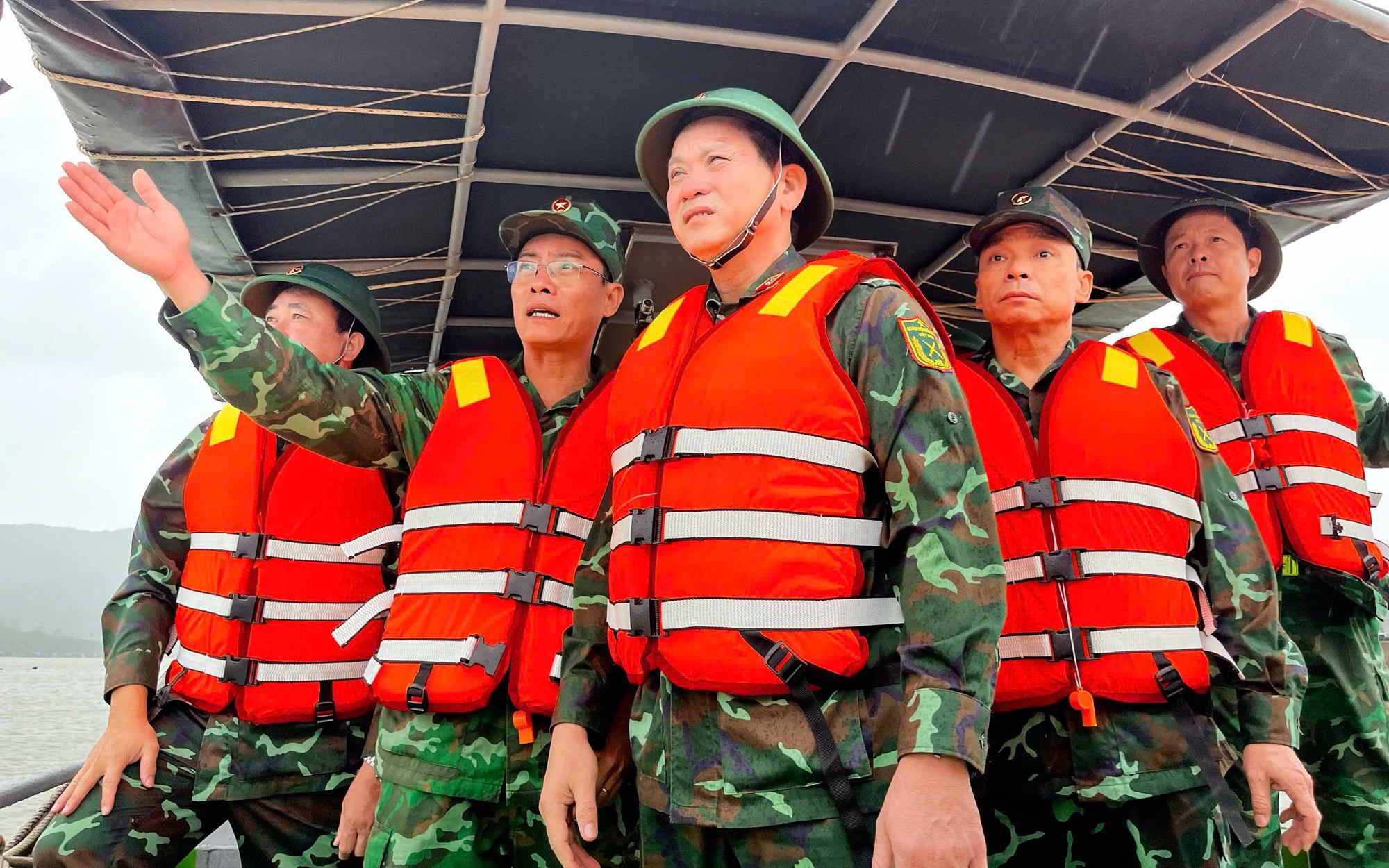 Ứng ph&oacute; b&atilde;o số 13: C&aacute;c tỉnh miền Trung khẩn cấp sơ t&aacute;n d&acirc;n, ứng trực giữ đường