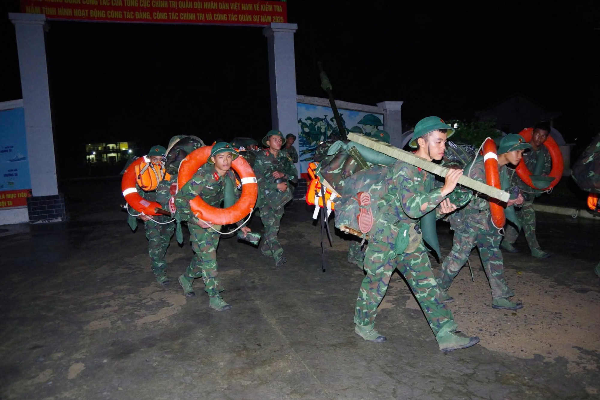 Tin tức mới nhất b&atilde;o số 13: Sạt lở nghi&ecirc;m trọng tại đ&egrave;o T&ocirc; Na tr&ecirc;n QL25- Ảnh 32.