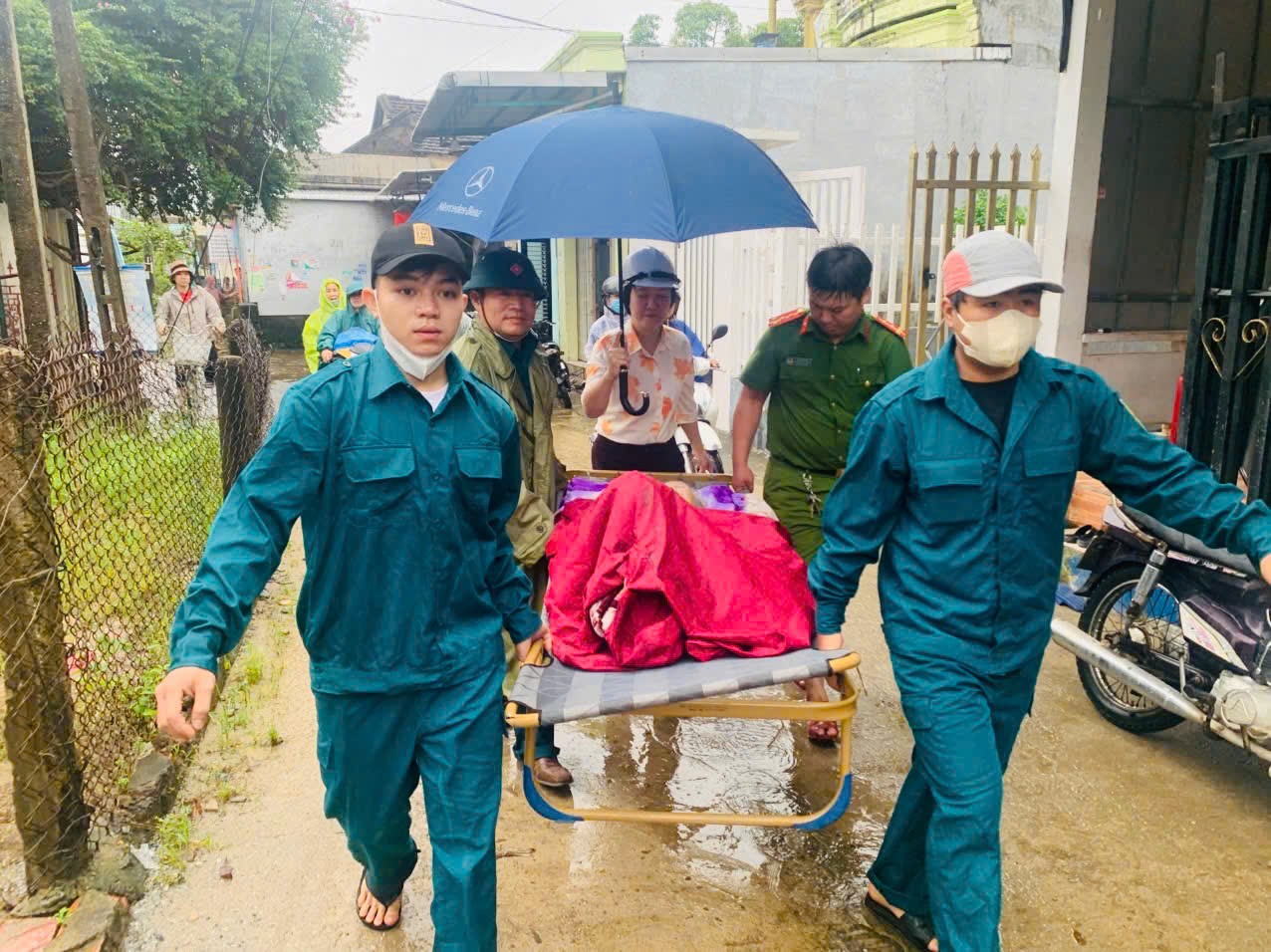 Tin tức mới nhất b&atilde;o số 13: Sạt lở nghi&ecirc;m trọng tại đ&egrave;o T&ocirc; Na tr&ecirc;n QL25- Ảnh 21.