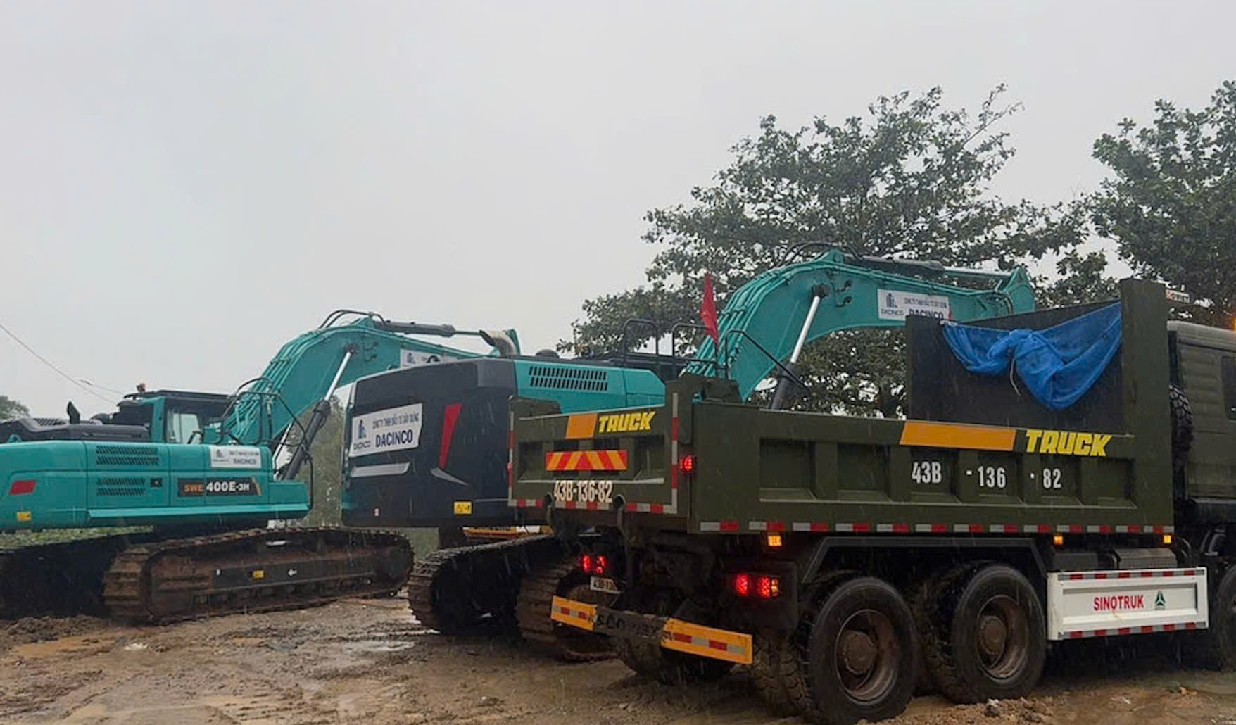Tin tức mới nhất b&atilde;o số 13: Sạt lở nghi&ecirc;m trọng tại đ&egrave;o T&ocirc; Na tr&ecirc;n QL25- Ảnh 16.