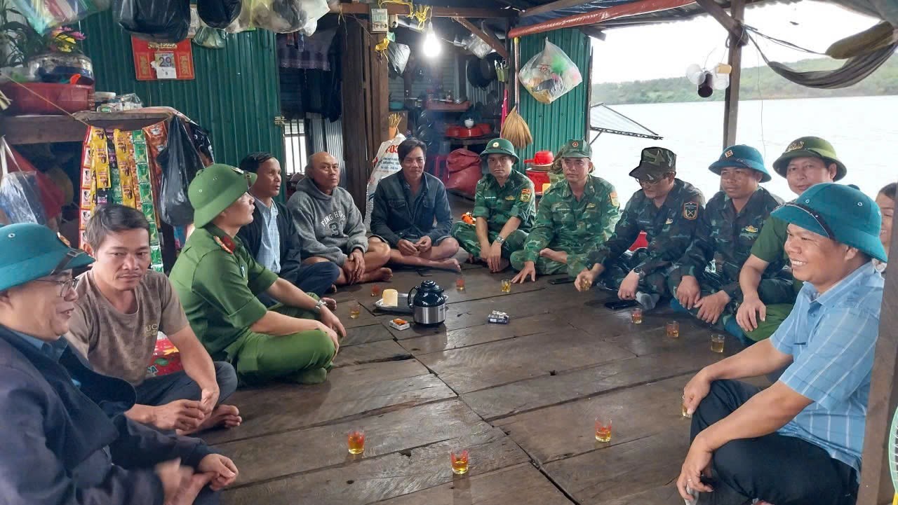 Tin tức mới nhất b&atilde;o số 13: Sạt lở nghi&ecirc;m trọng tại đ&egrave;o T&ocirc; Na tr&ecirc;n QL25- Ảnh 15.