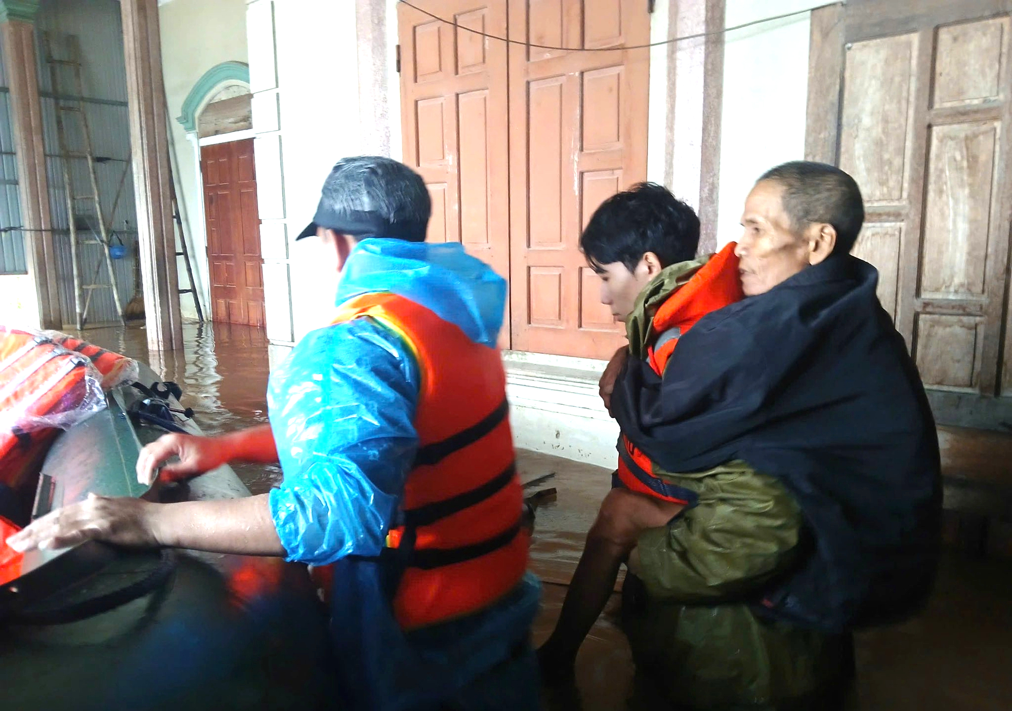 Những người trắng đ&ecirc;m cứu d&acirc;n trong lũ ở H&agrave; Tĩnh- Ảnh 3.