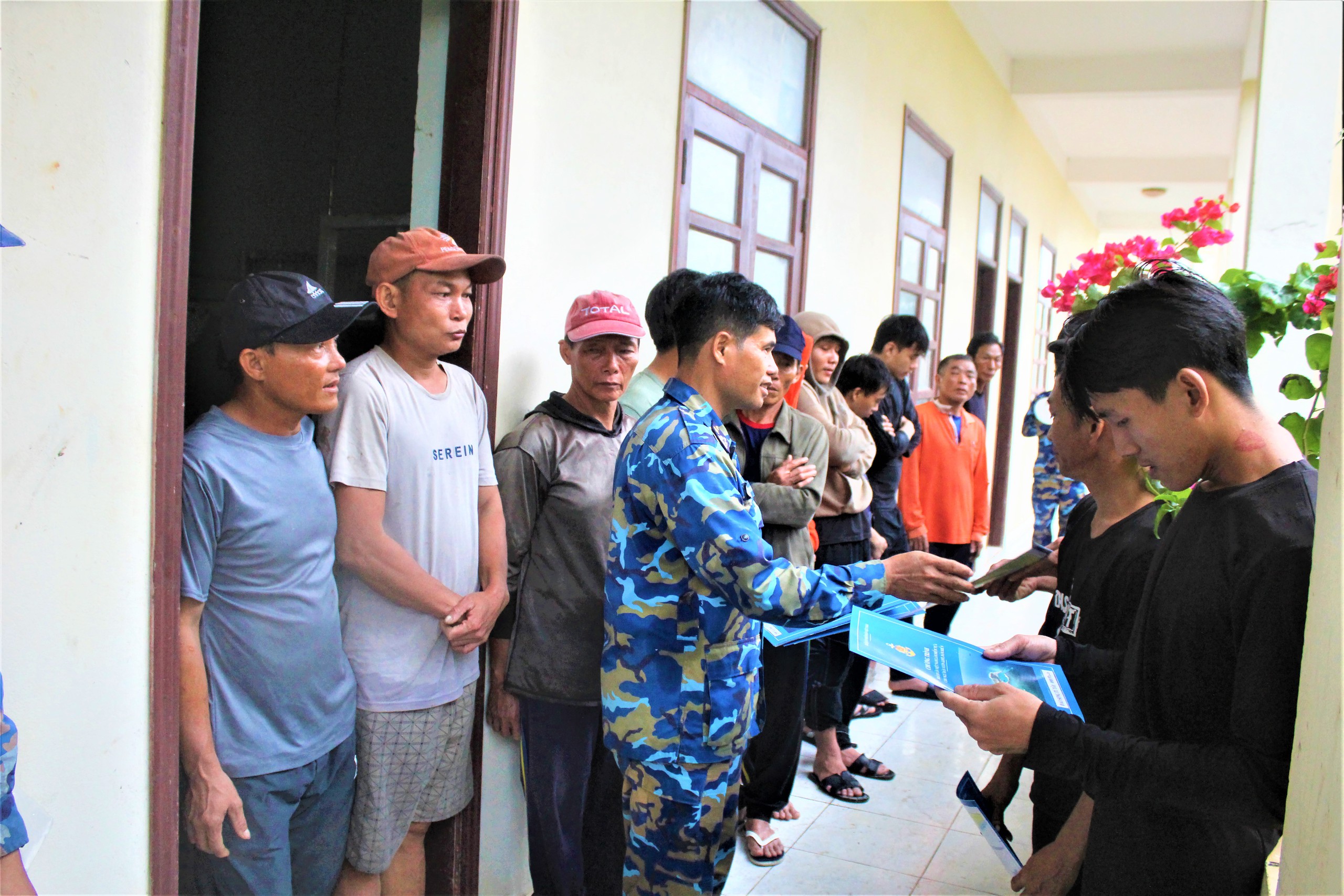 Đặc khu Trường Sa an to&agrave;n sau b&atilde;o số 13: Hơn 3.400 ngư d&acirc;n được hỗ trợ tr&uacute; b&atilde;o an to&agrave;n- Ảnh 3.