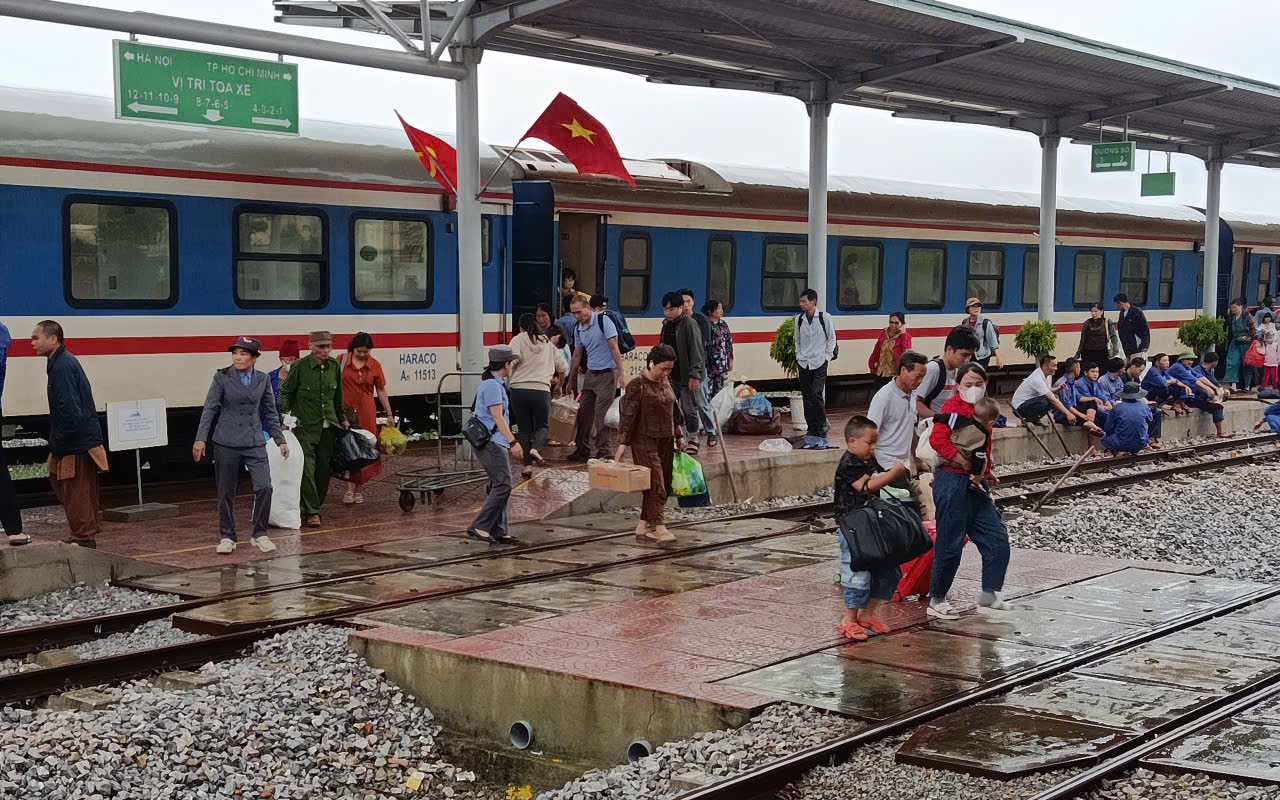Tr&aacute;nh b&atilde;o số 13, nhiều t&agrave;u tuyến Bắc - Nam tạm dừng chạy