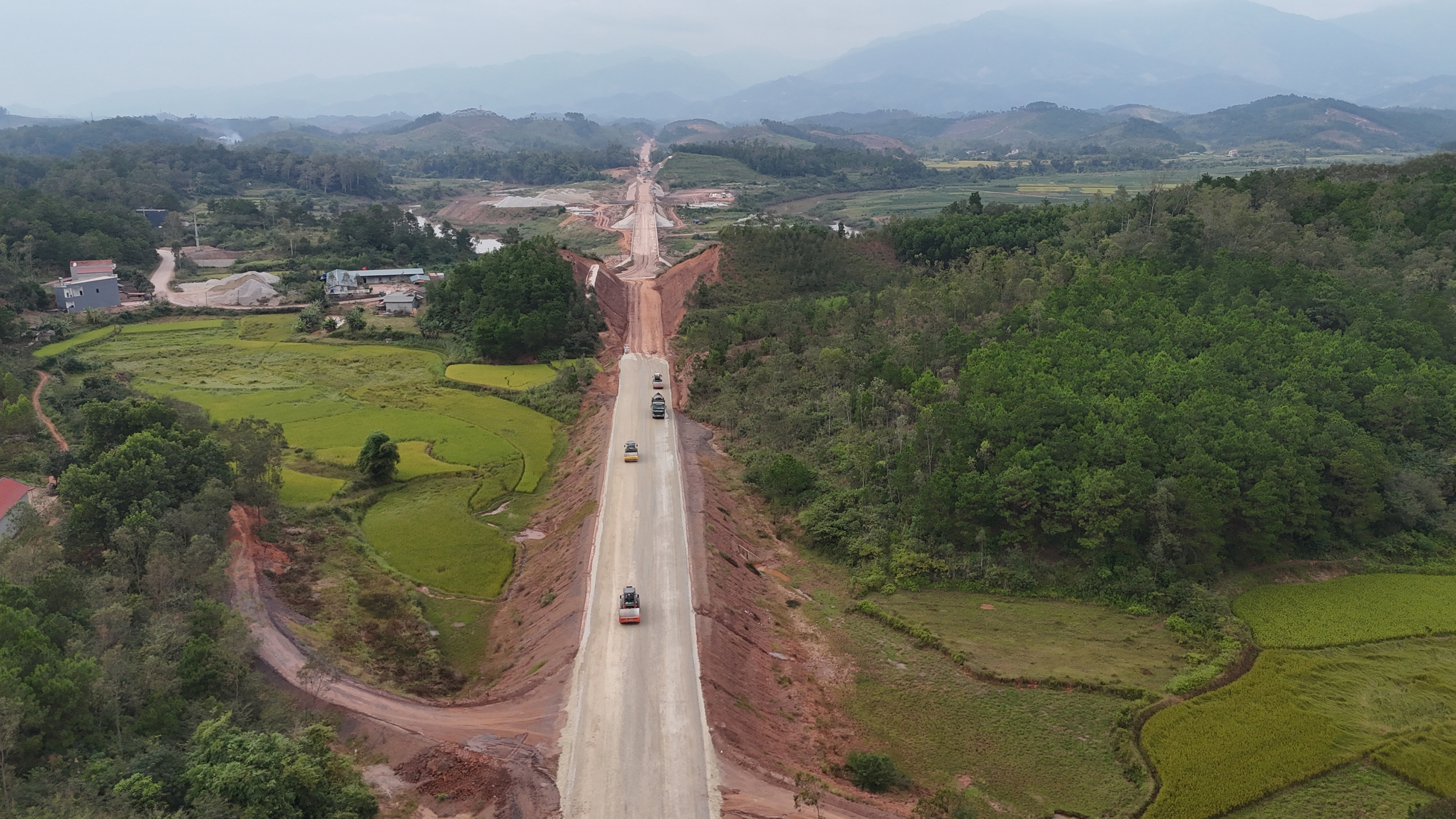 Nh&agrave; thầu tăng ca, quyết t&acirc;m đưa dự &aacute;n n&acirc;ng cấp quốc lộ 4B qua Lạng Sơn về đ&iacute;ch đ&uacute;ng hạn- Ảnh 9.