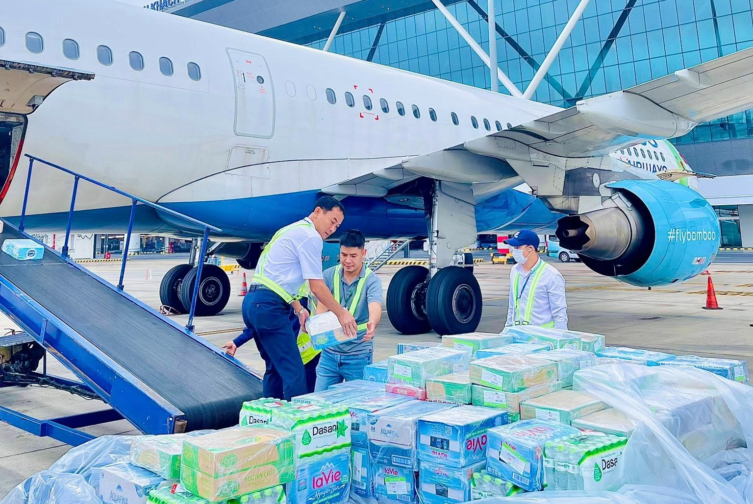 Bamboo Airways vận chuyển miễn ph&iacute; h&agrave;ng cứu trợ, san sẻ y&ecirc;u thương đến đồng b&agrave;o miền Trung- Ảnh 1.