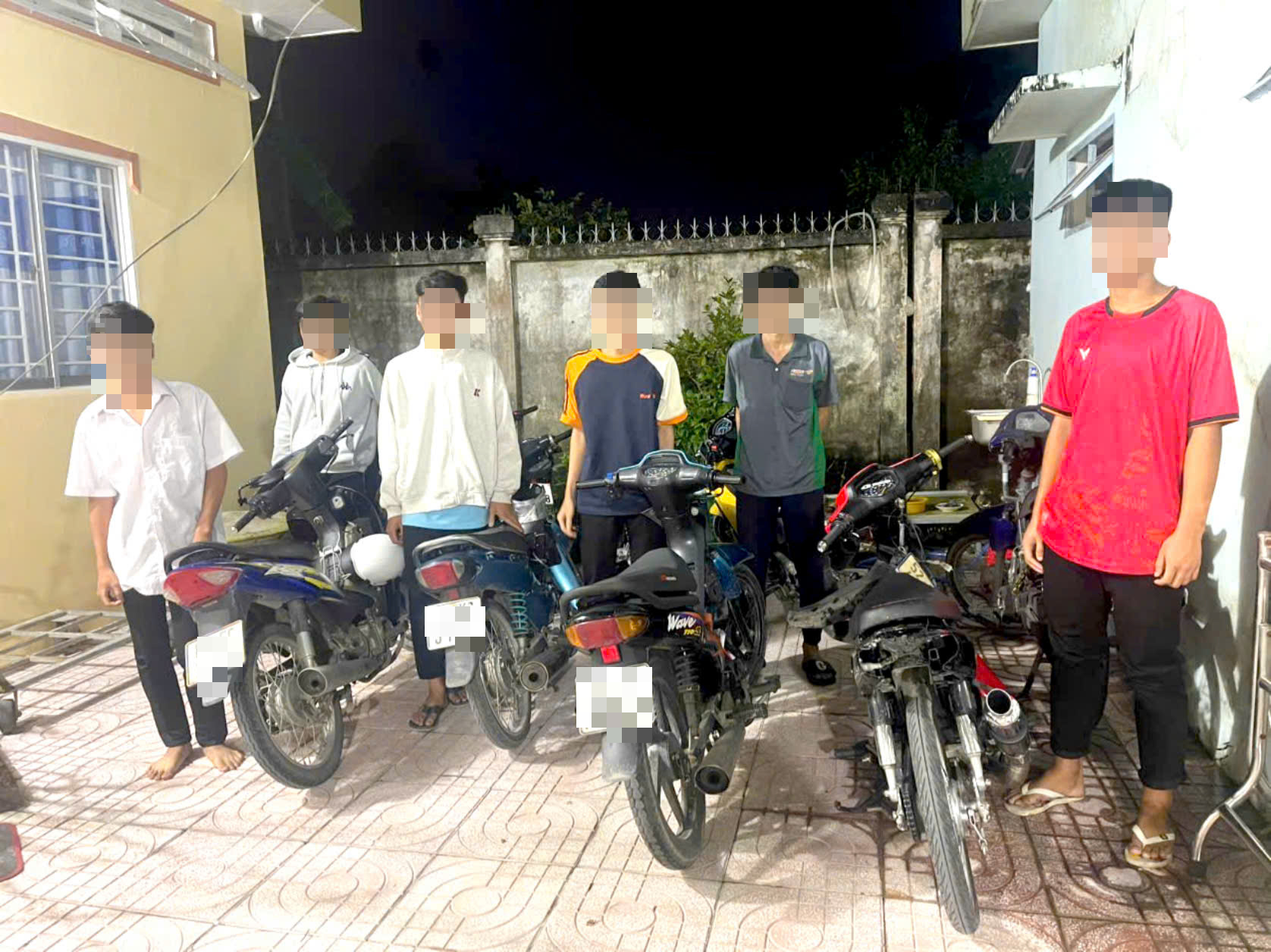 Kịp thời ngăn chặn nhóm thanh, thiếu niên chuẩn bị đua xe trái phép khu vực cầu Cần Thơ- Ảnh 1. Kịp thời ngăn chặn nhóm thanh, thiếu niên chuẩn bị đua xe trái phép khu vực cầu Cần Thơ- Ảnh 1.