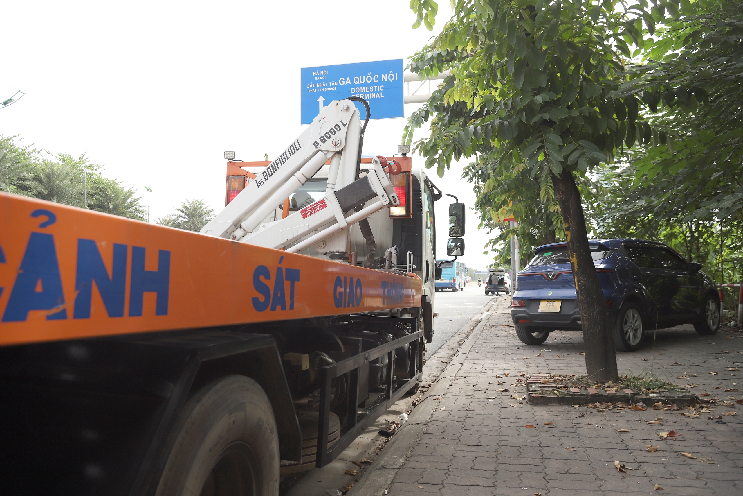 CSGT mật phục ghi h&igrave;nh, xử l&yacute; loạt &ocirc; t&ocirc; dừng đỗ t&ugrave;y tiện trước s&acirc;n bay Nội B&agrave;i- Ảnh 11.