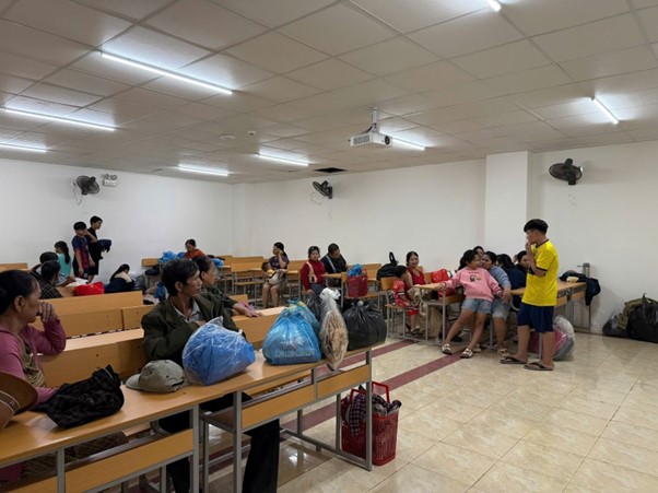 Th&eacute;p H&ograve;a Ph&aacute;t Dung Quất hỗ trợ người d&acirc;n Quảng Ng&atilde;i nơi tr&aacute;nh tr&uacute; b&atilde;o an to&agrave;n- Ảnh 2.