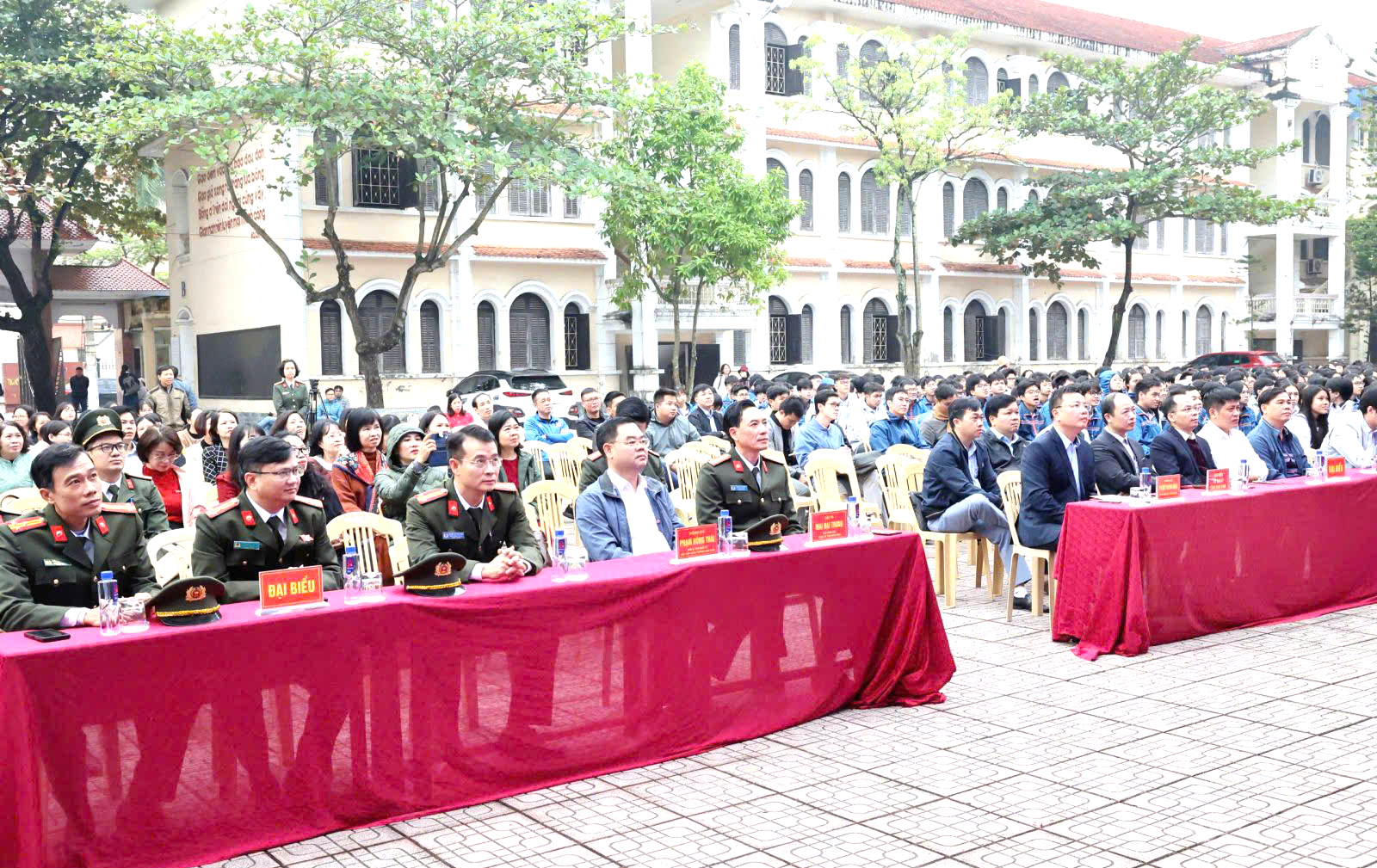 Ninh Bình phát động chiến dịch bảo vệ học sinh trước tội phạm mạng- Ảnh 1. Ninh Bình phát động chiến dịch bảo vệ học sinh trước tội phạm mạng- Ảnh 1.