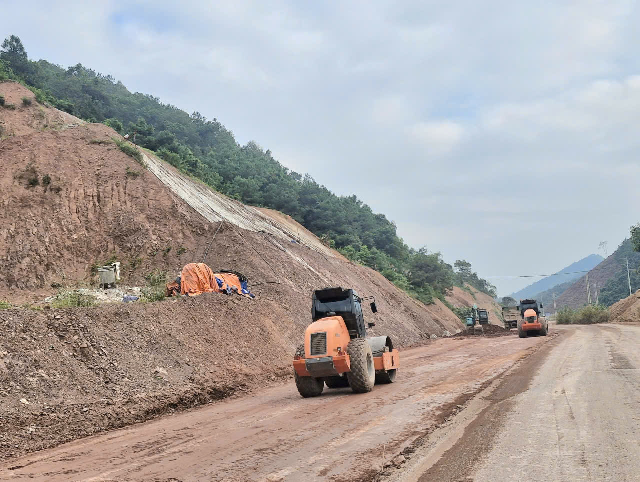 Nh&agrave; thầu tăng ca, quyết t&acirc;m đưa dự &aacute;n n&acirc;ng cấp quốc lộ 4B qua Lạng Sơn về đ&iacute;ch đ&uacute;ng hạn- Ảnh 2.