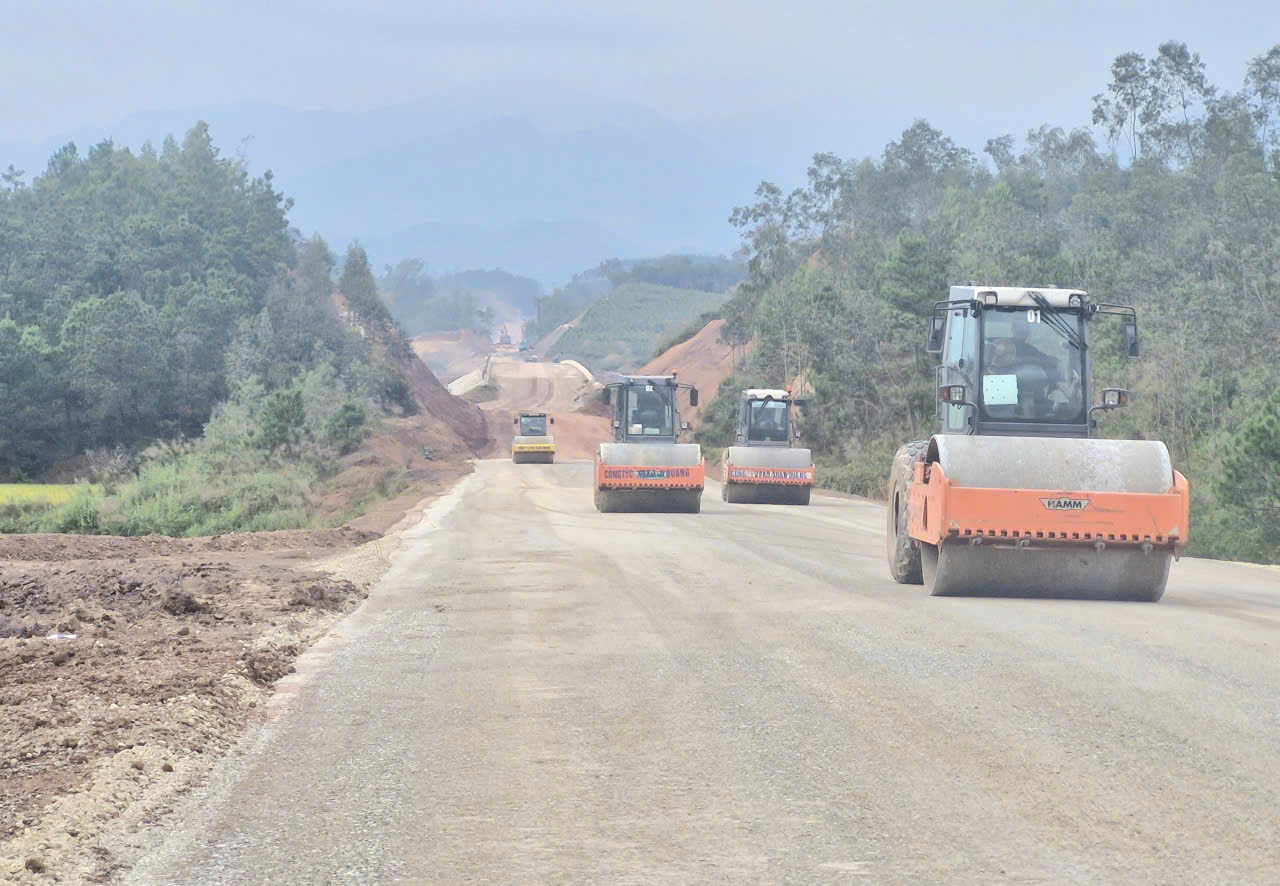 Nh&agrave; thầu tăng ca, quyết t&acirc;m đưa dự &aacute;n n&acirc;ng cấp quốc lộ 4B qua Lạng Sơn về đ&iacute;ch đ&uacute;ng hạn- Ảnh 15.